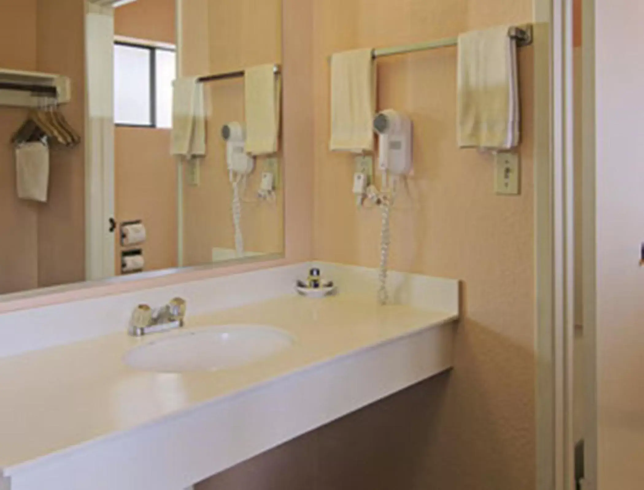 Queen Room - Non-Smoking in Travelodge by Wyndham Turlock Queen Room - Non-Smoking in Travelodge by Wyndham Turlock