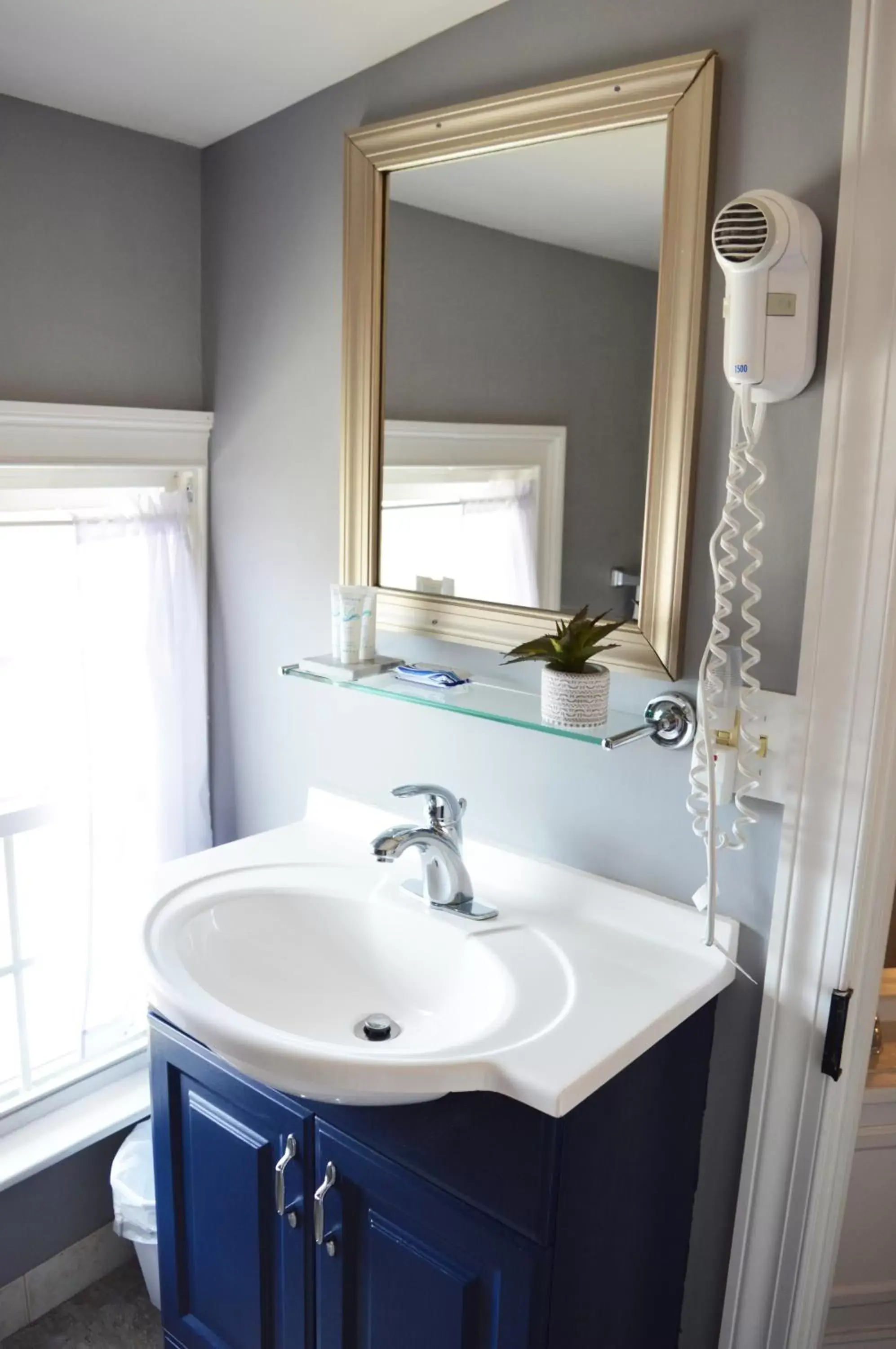 Shower, Bathroom in Mountain View Suites