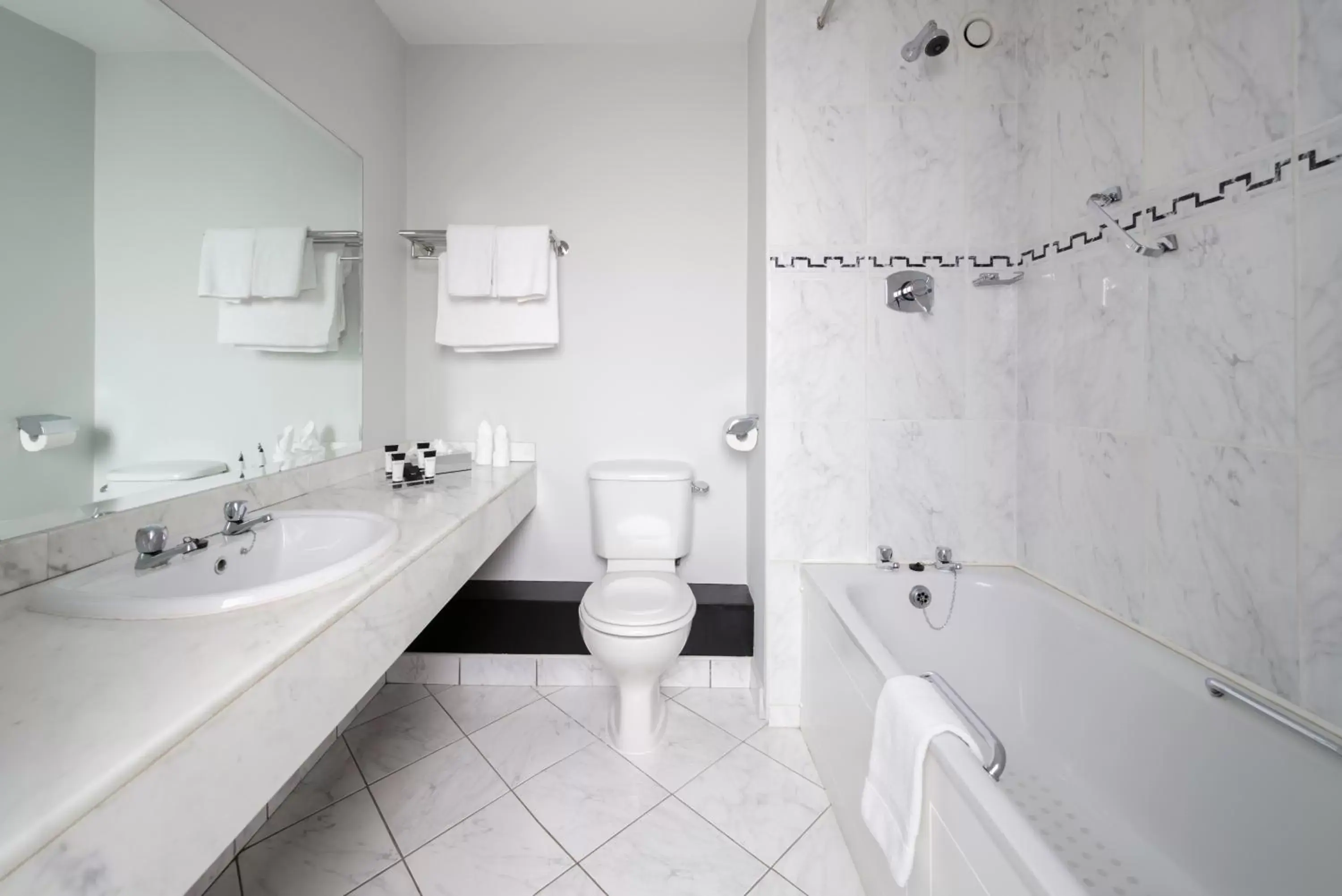 Bathroom in Killarney Dromhall Hotel