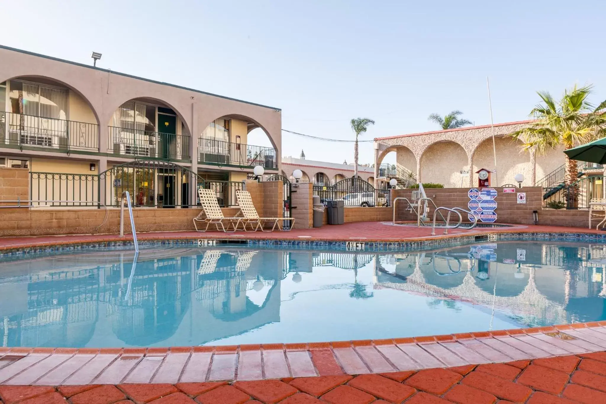 Property building, Swimming Pool in Kings Inn Anaheim at The Park & Convention Center