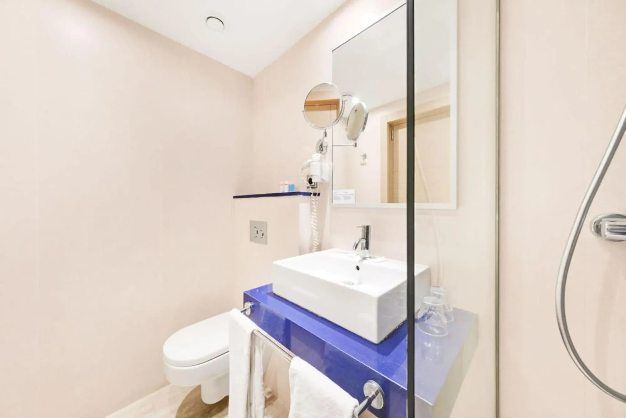 Shower, Bathroom in Hotel Agua Beach