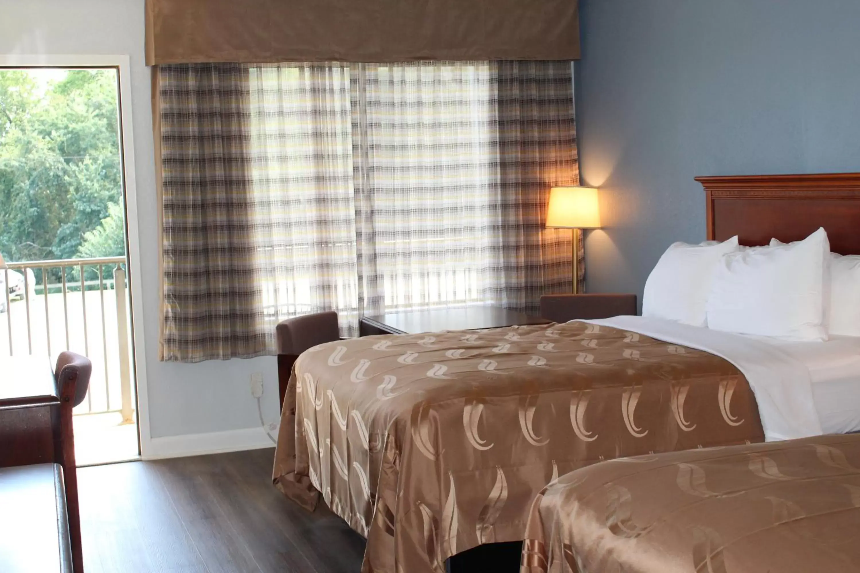 Bed in Quality Inn - On The Lake Clarksville-Boydton