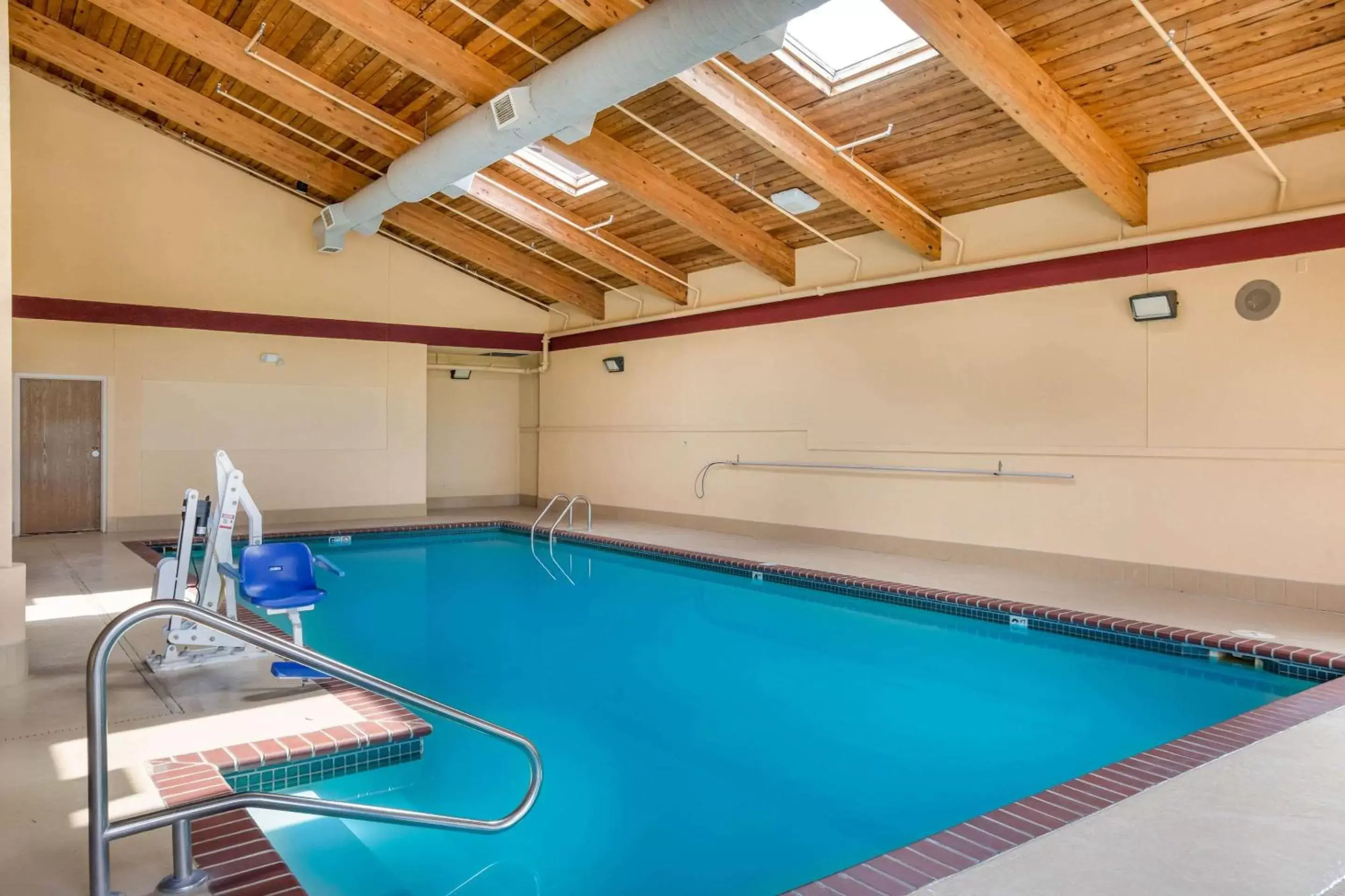 On site, Swimming Pool in Quality Inn & Suites Lawrence - University Area