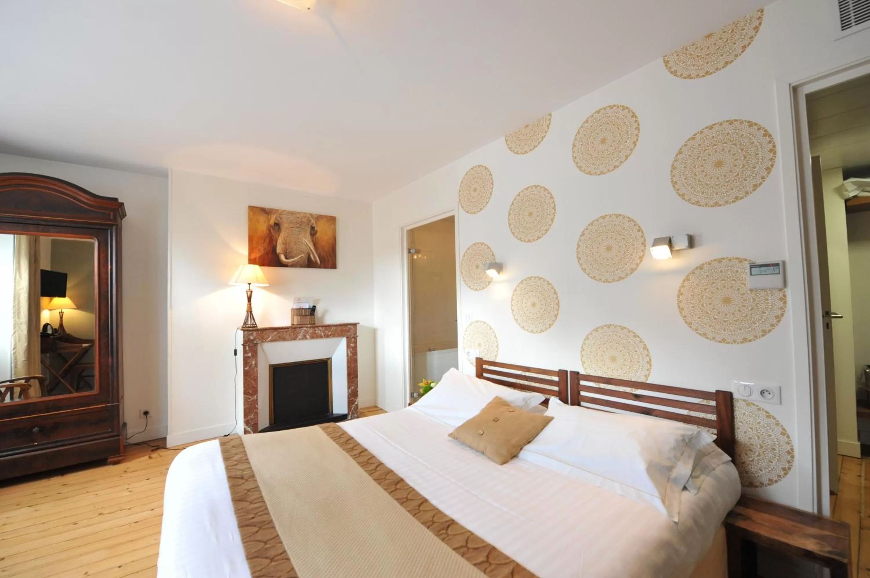 Bed in The Originals Boutique, Hôtel Victoria, Fontainebleau