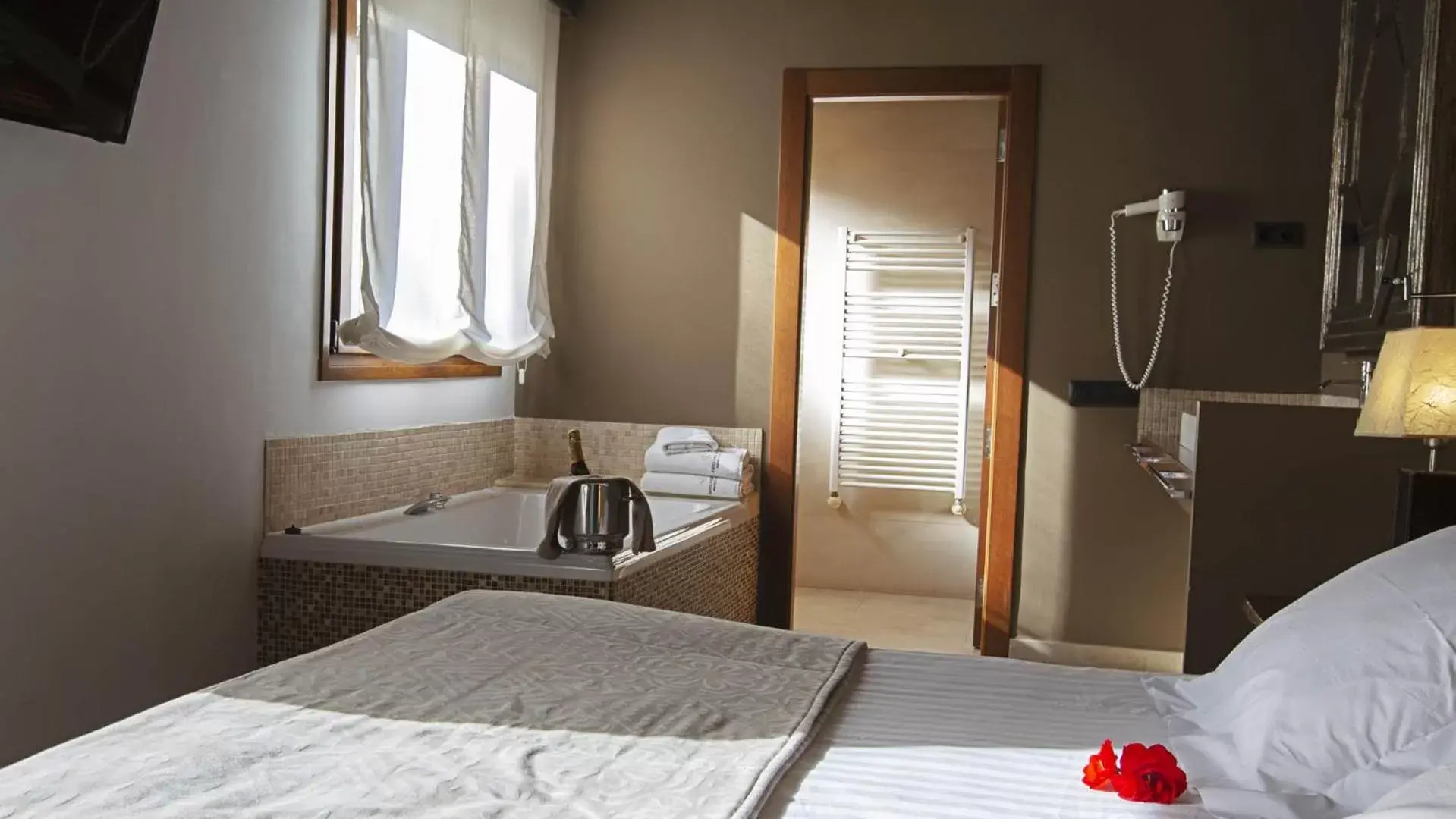 Bed, Kitchen/Kitchenette in Hotel Swiss Moraira