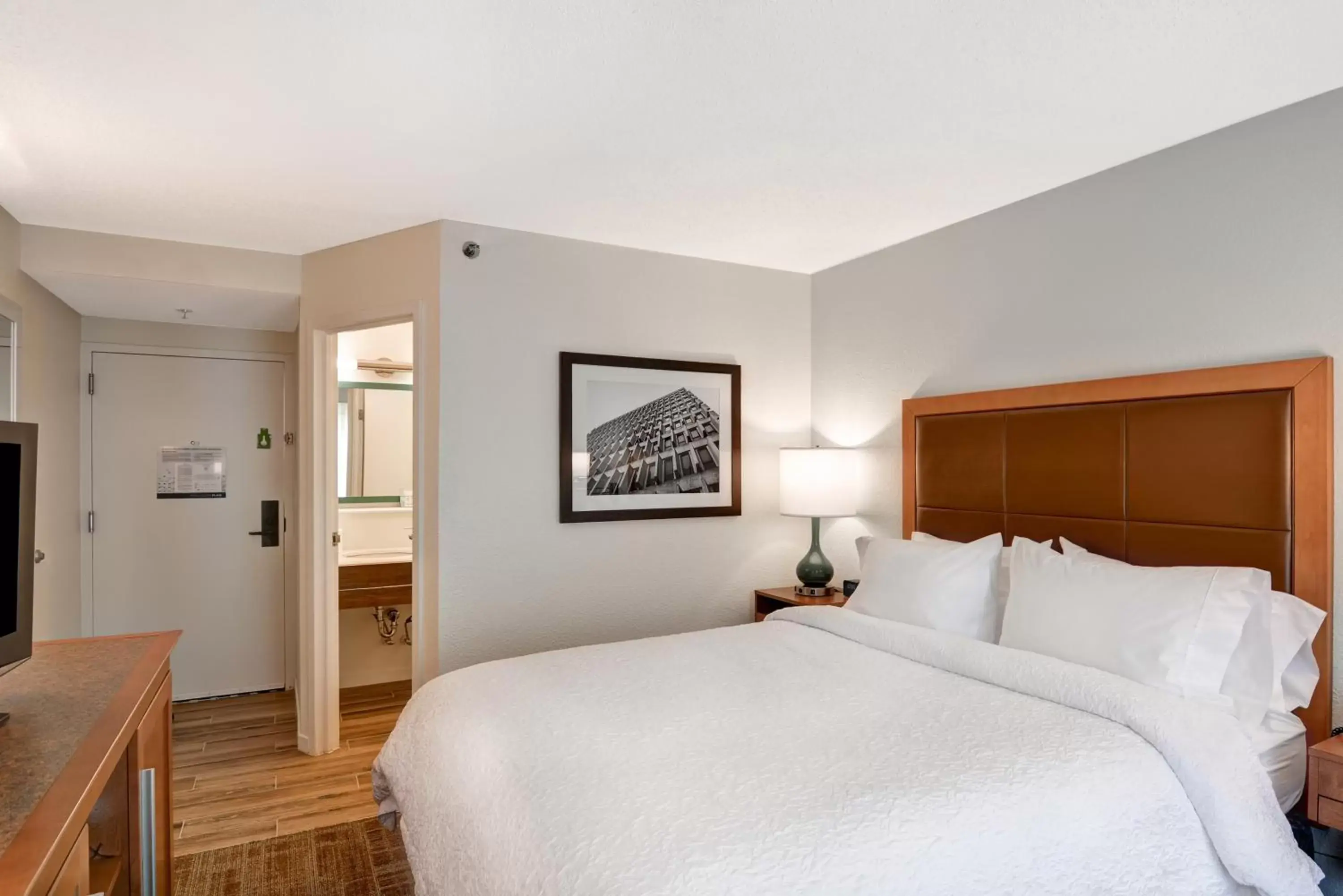 Photo of the whole room, Bed in Hampton Inn Columbia-I-26 Airport