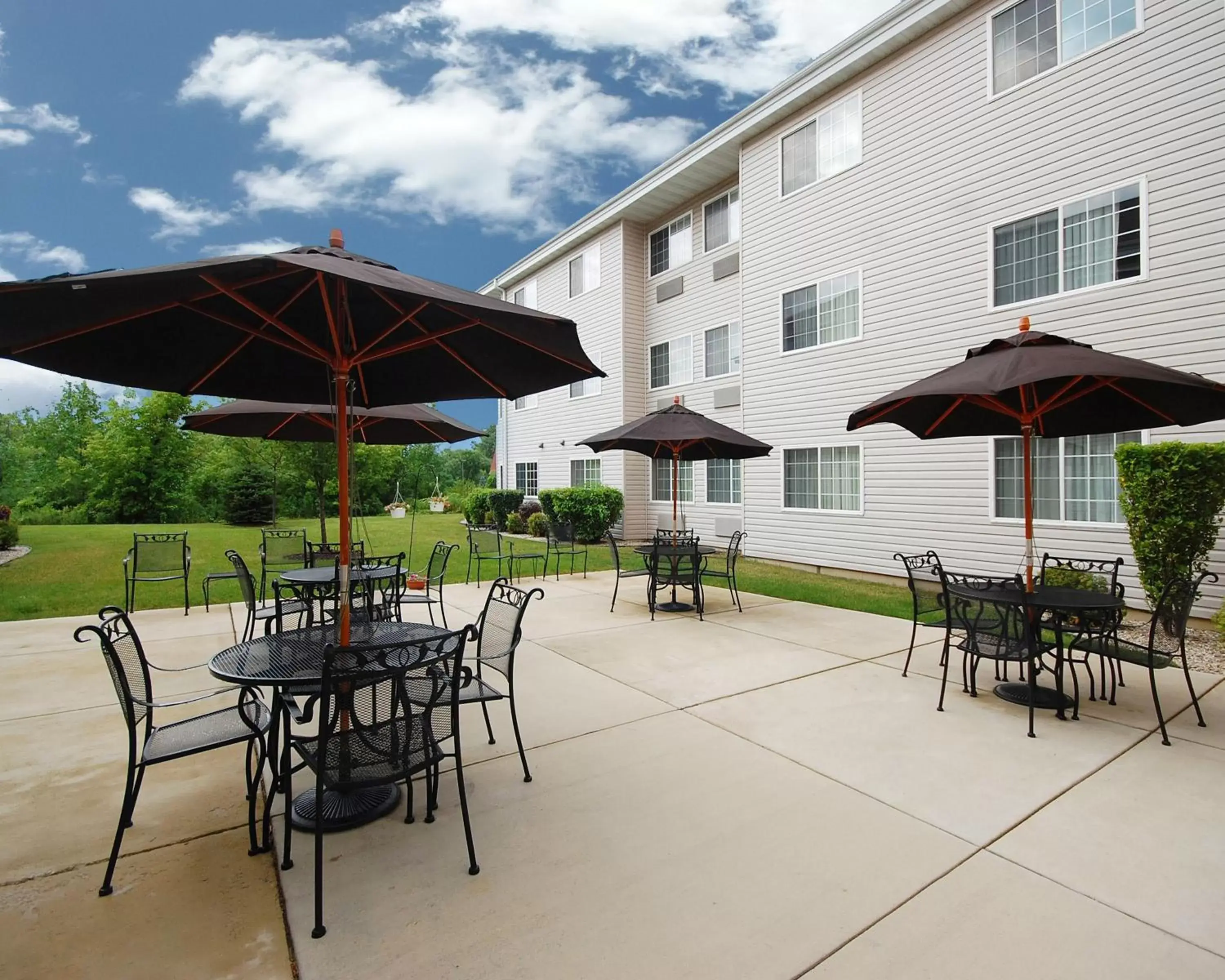 Patio, Restaurant/Places to Eat in Hawthorn Suites By Wyndham Oak Creek/Milwaukee Airport