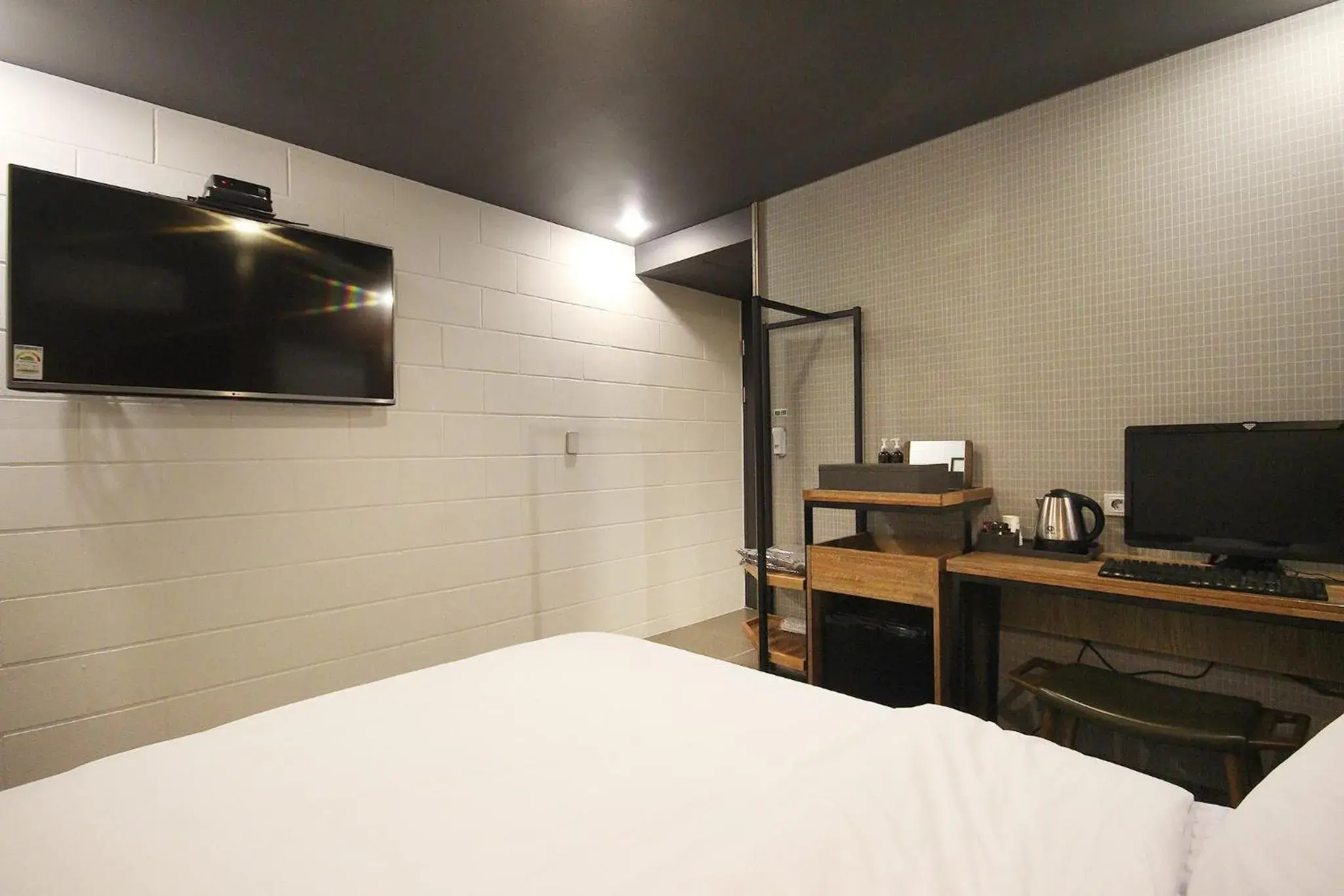 Bed, TV/Entertainment Center in Hotel Gray