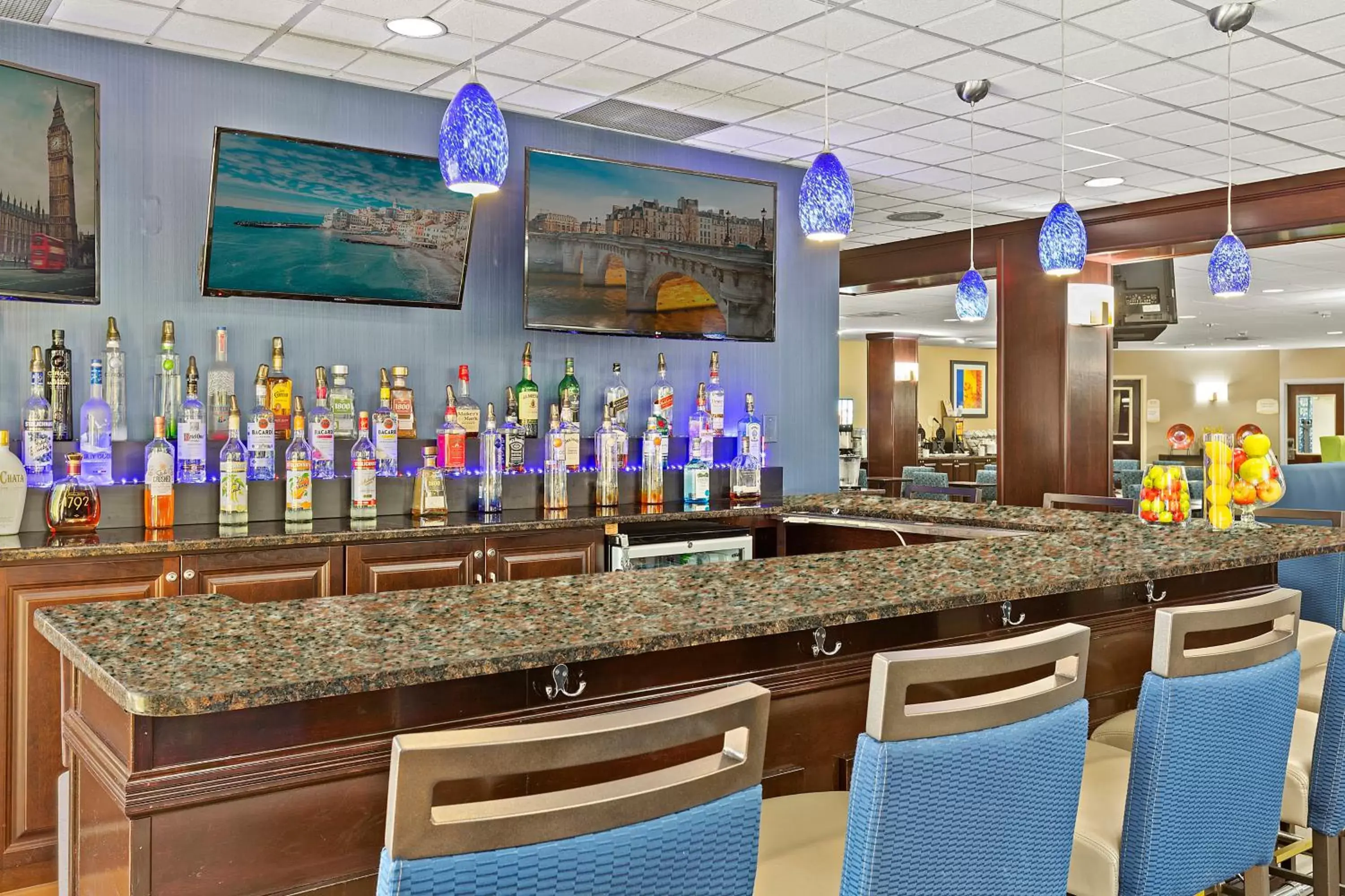 Lounge or bar in Comfort Inn Syosset-Long Island