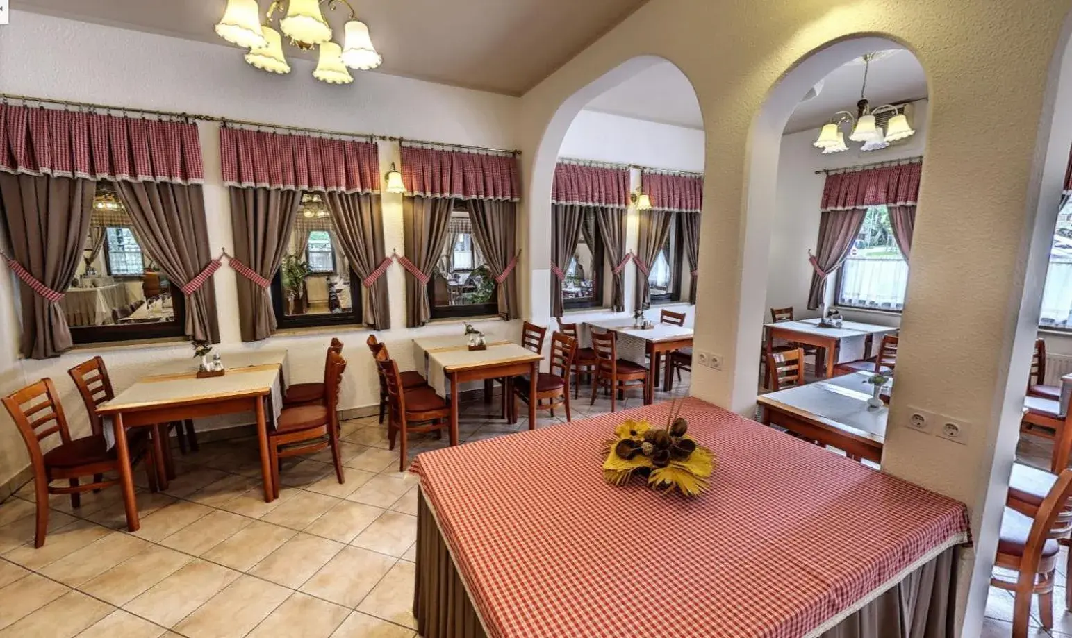 Restaurant/Places to Eat in Hotel Tripi?, restaurant and pizzeria