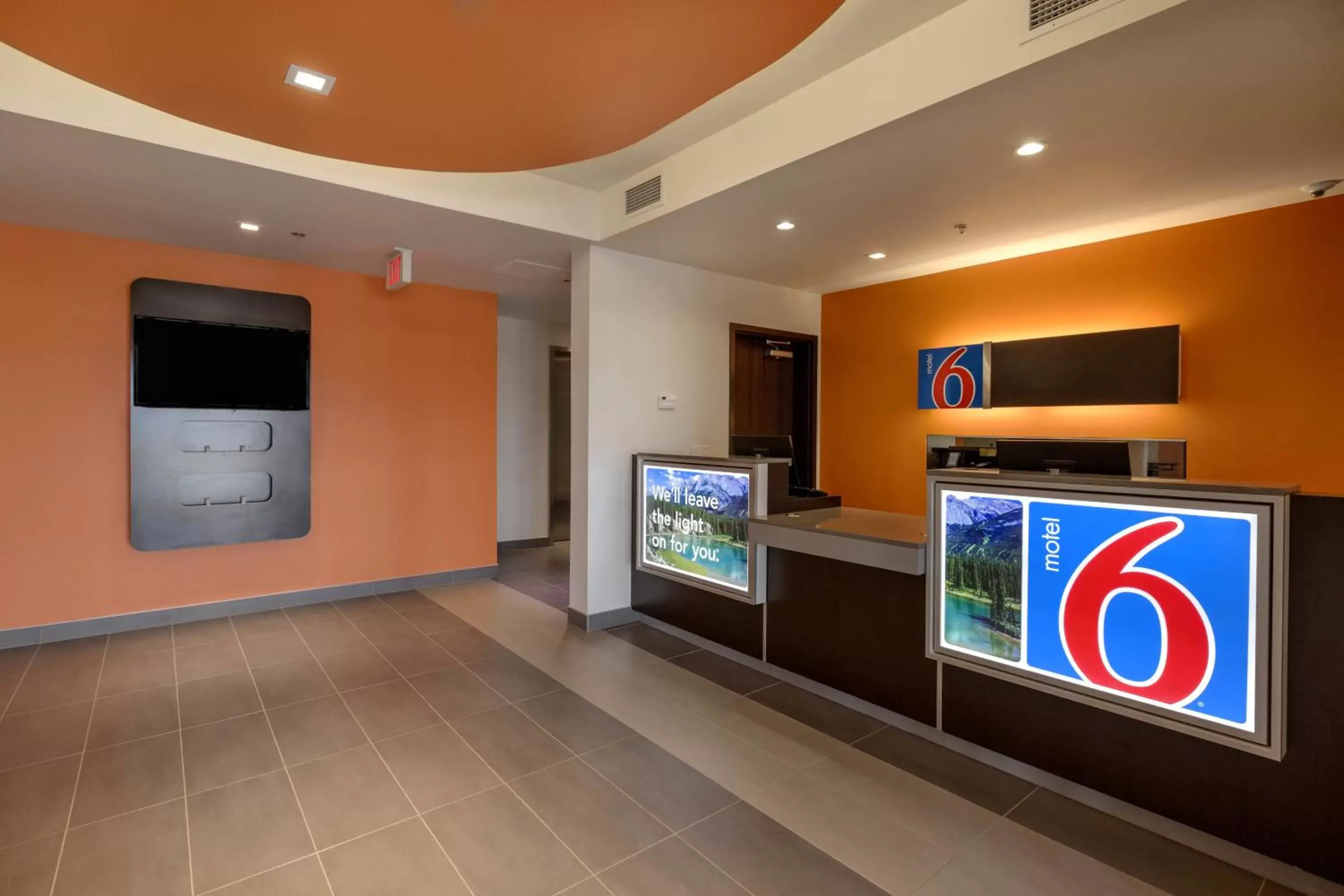 Lobby or reception, TV/Entertainment Center in Motel 6 Airdrie
