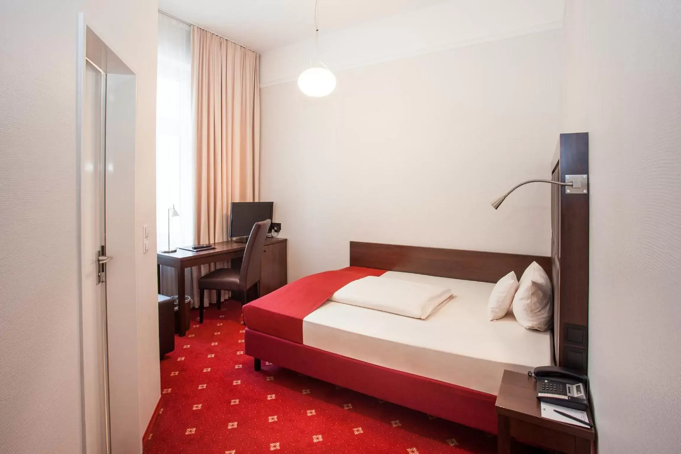Day, Bed in Centro Hotel National Frankfurt City