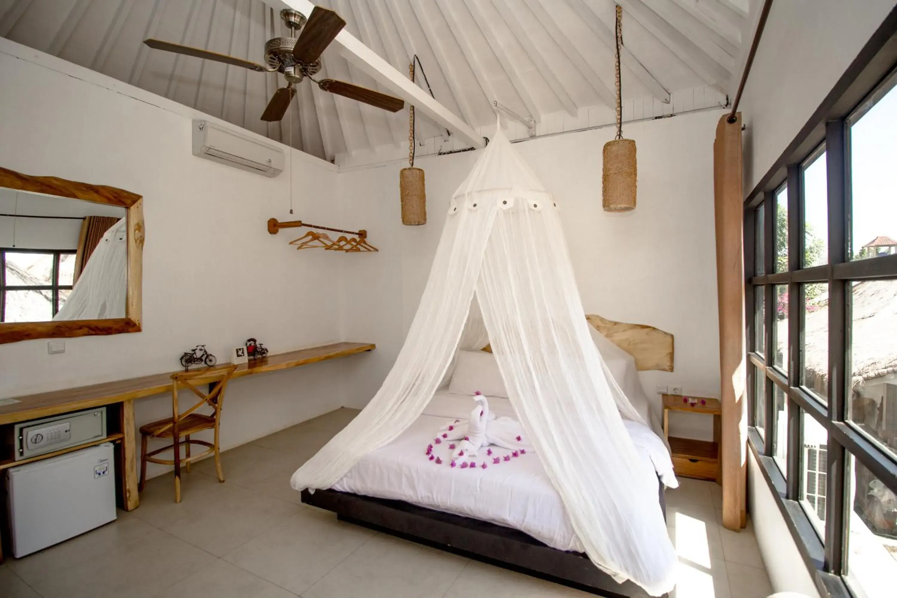 Bed in Gili Breeze Tropical Bungalows