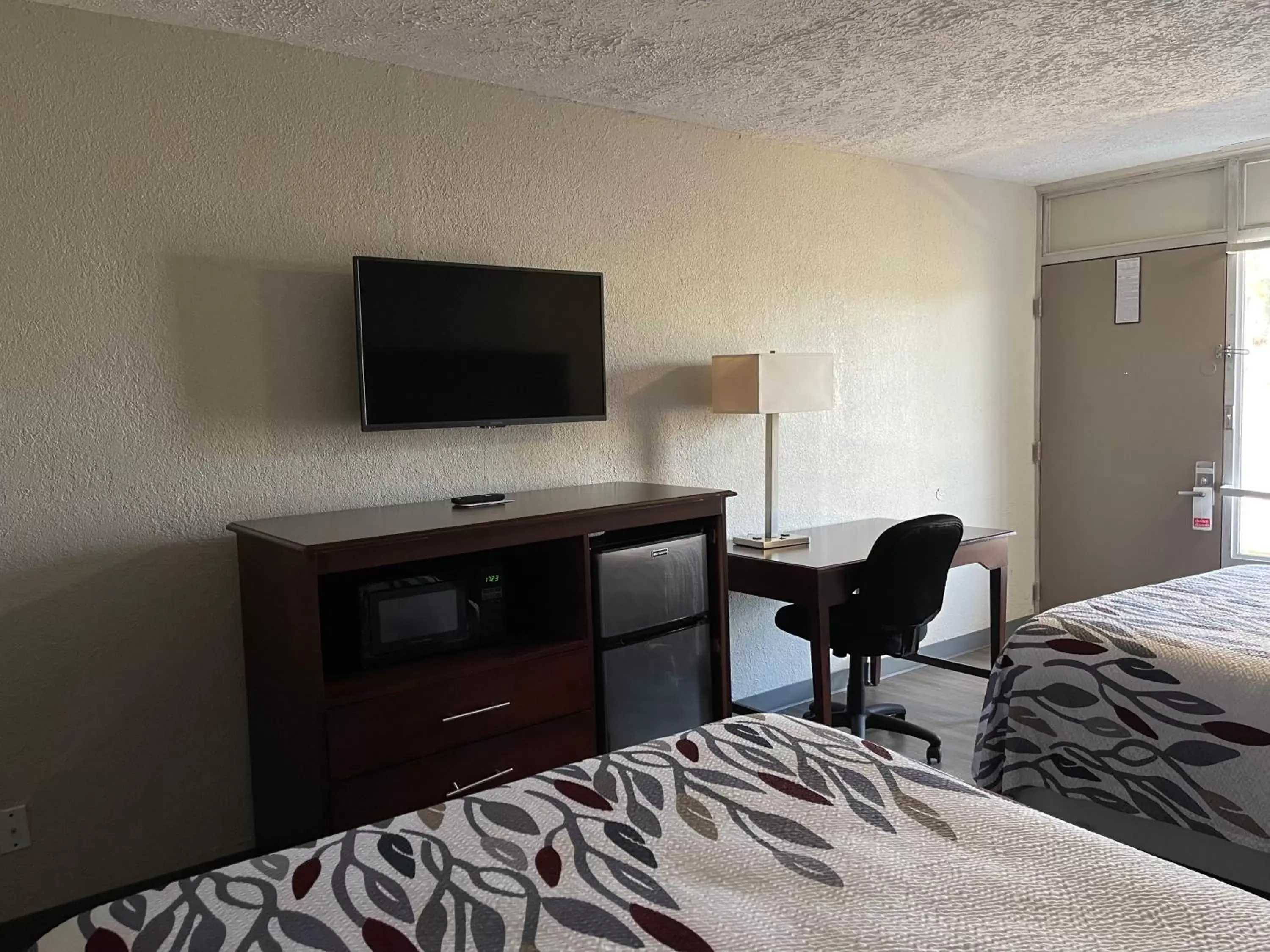 Bedroom, TV/Entertainment Center in Red Roof Inn LaGrange