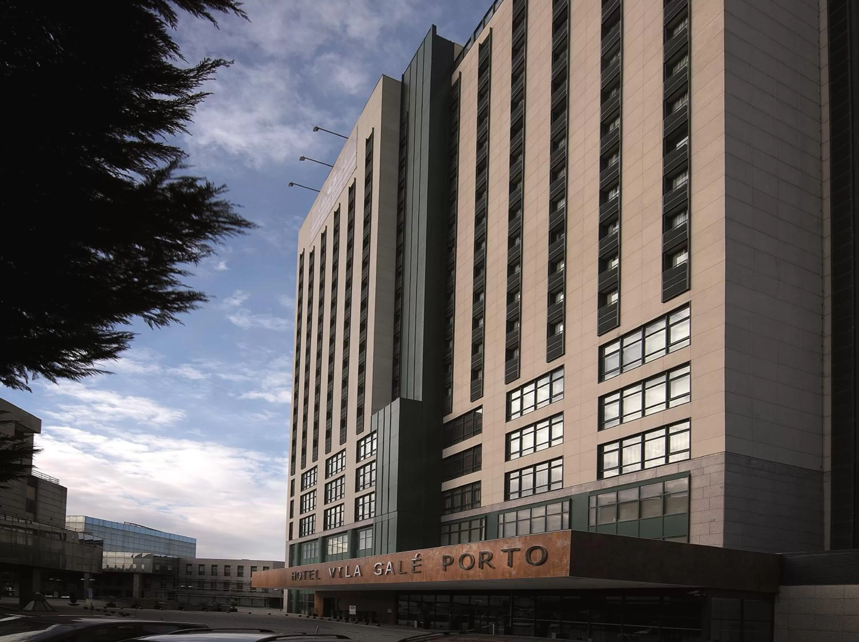 Facade/entrance in Vila Gale Porto - Centro