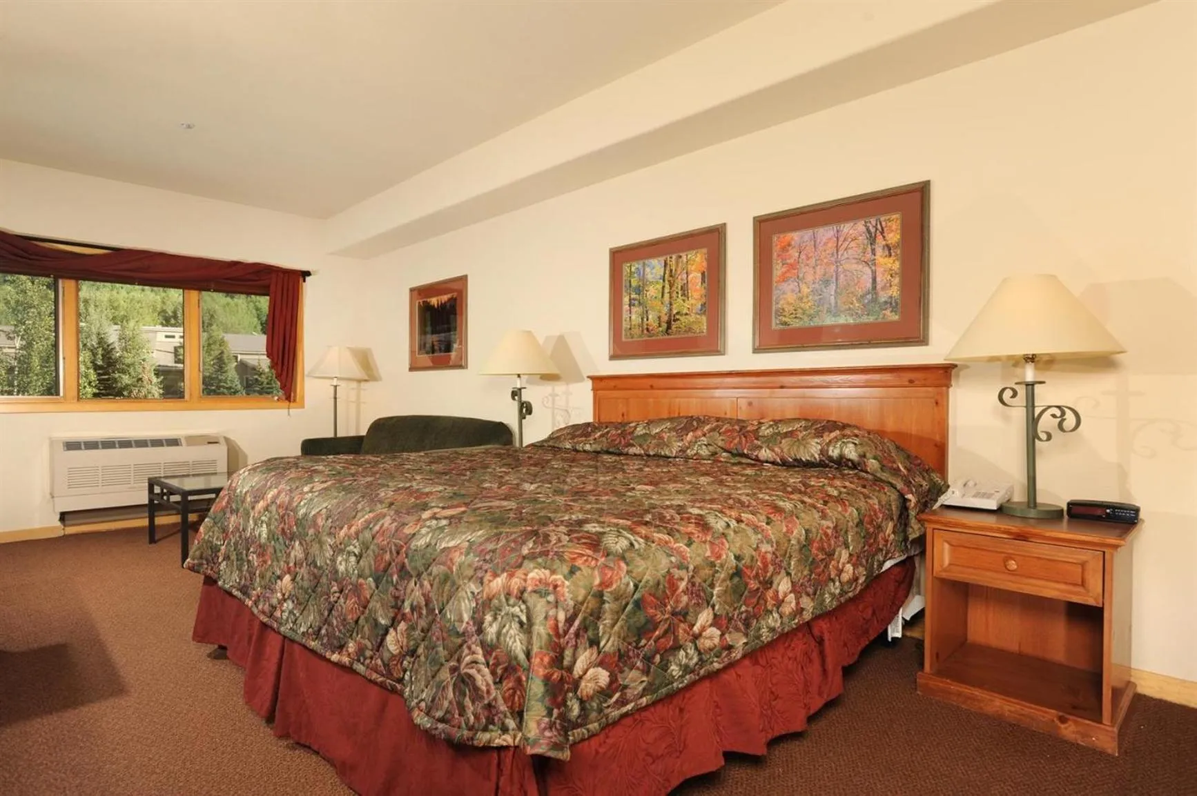 Photo of the whole room, Bed in Gateway Mountain Lodge, A Vail Resorts Property