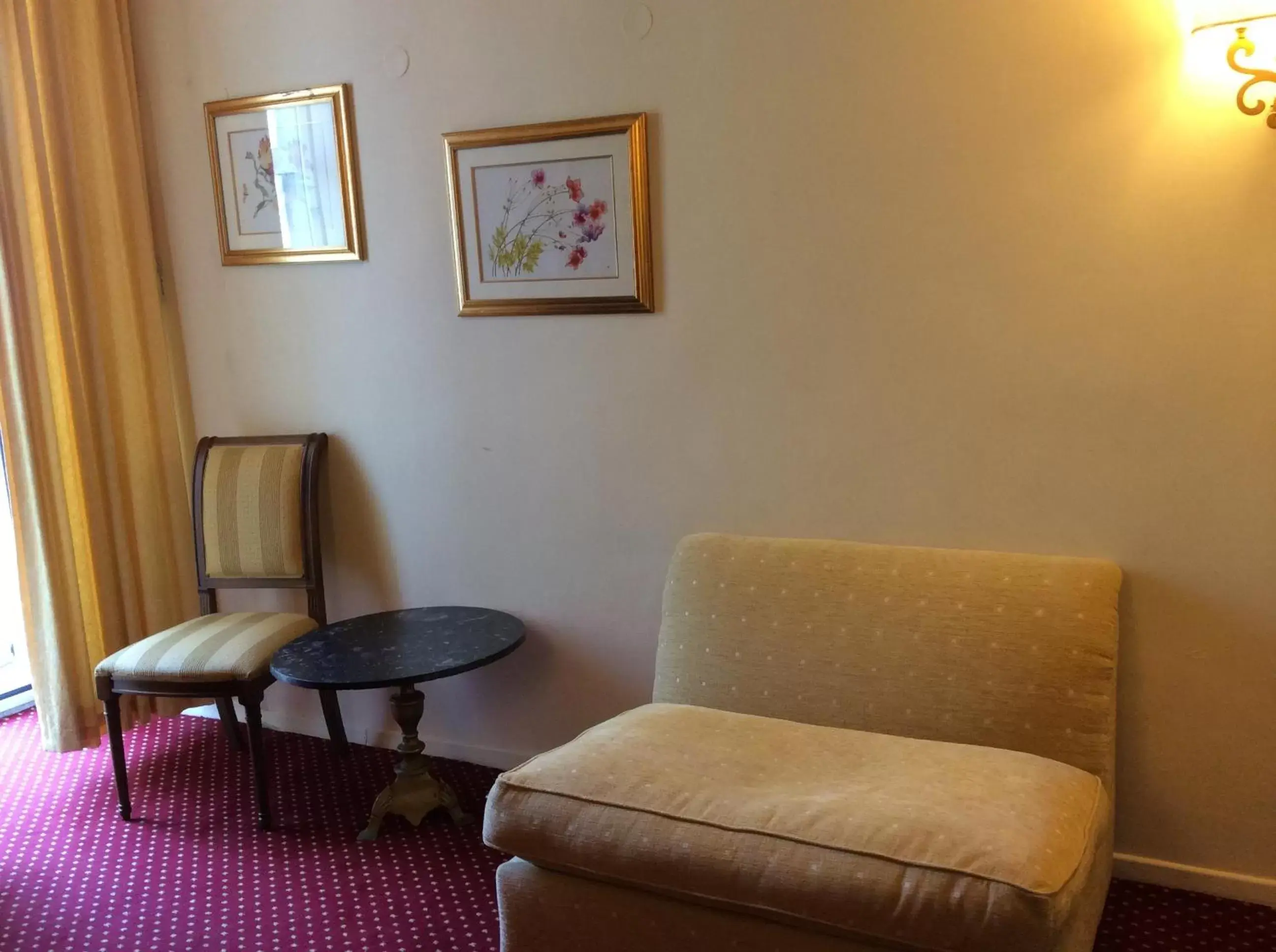Seating Area in Cavalieri Hotel