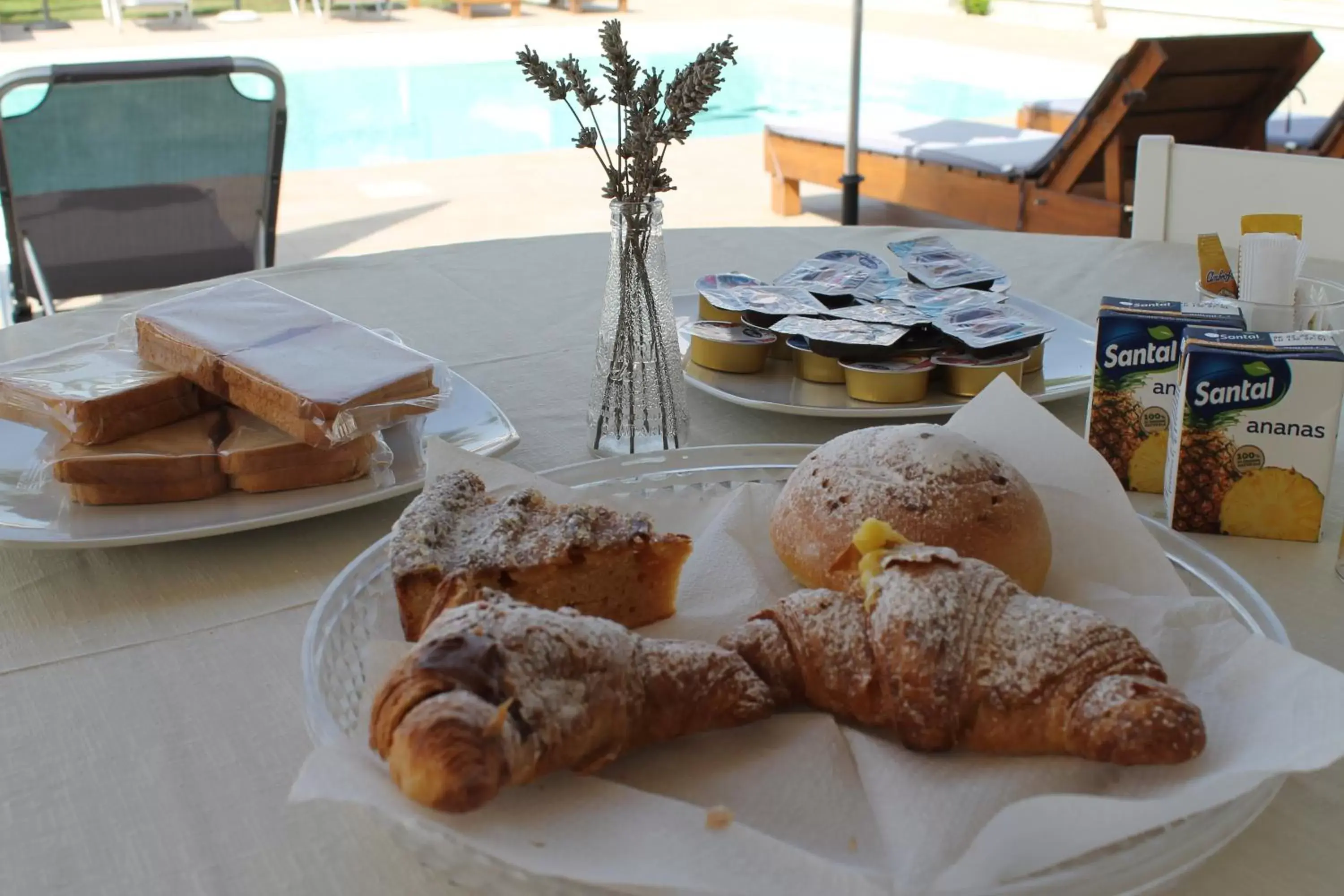 Breakfast in Villa Miramare