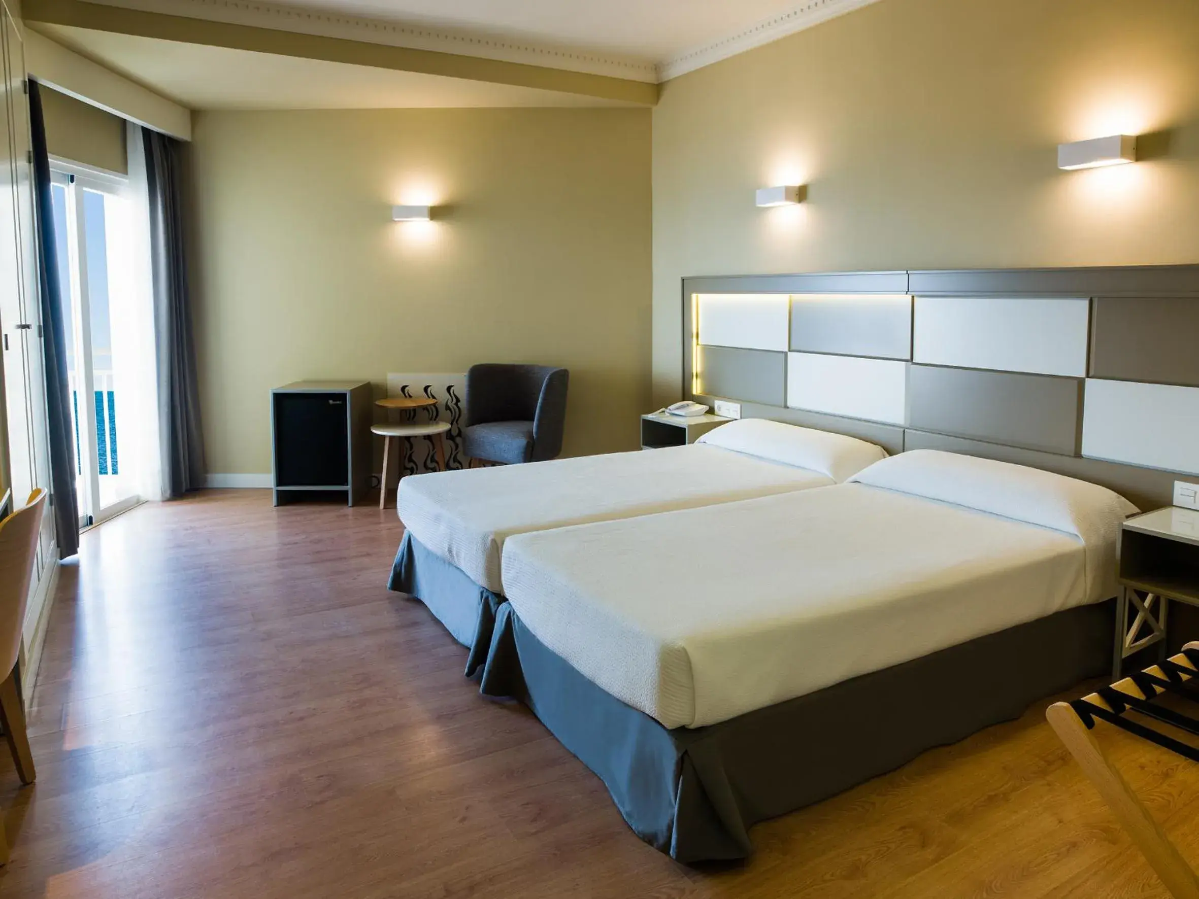 Bedroom, Bed in Hotel Monarque Torreblanca