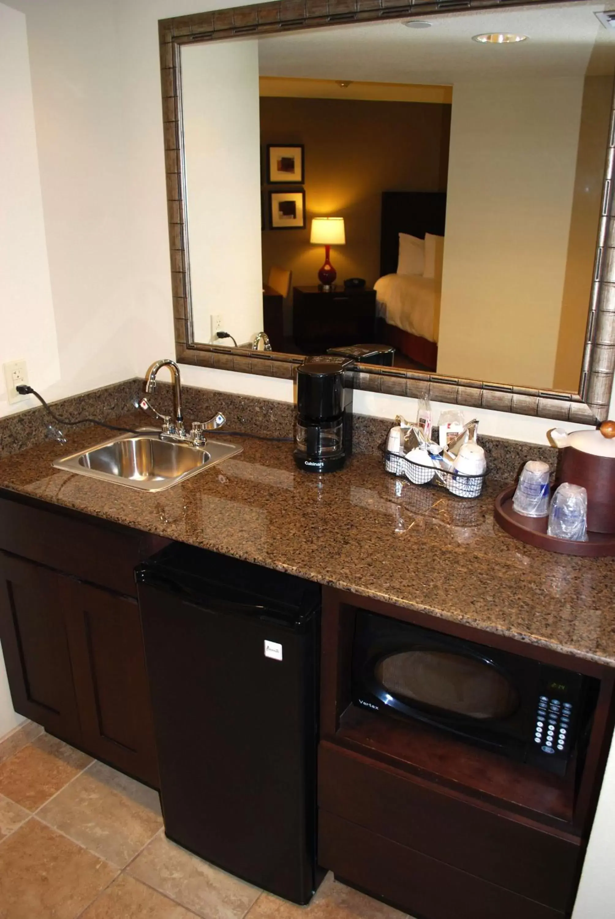 Kitchen or kitchenette, Bathroom in Hampton Inn & Suites Phoenix/Gilbert