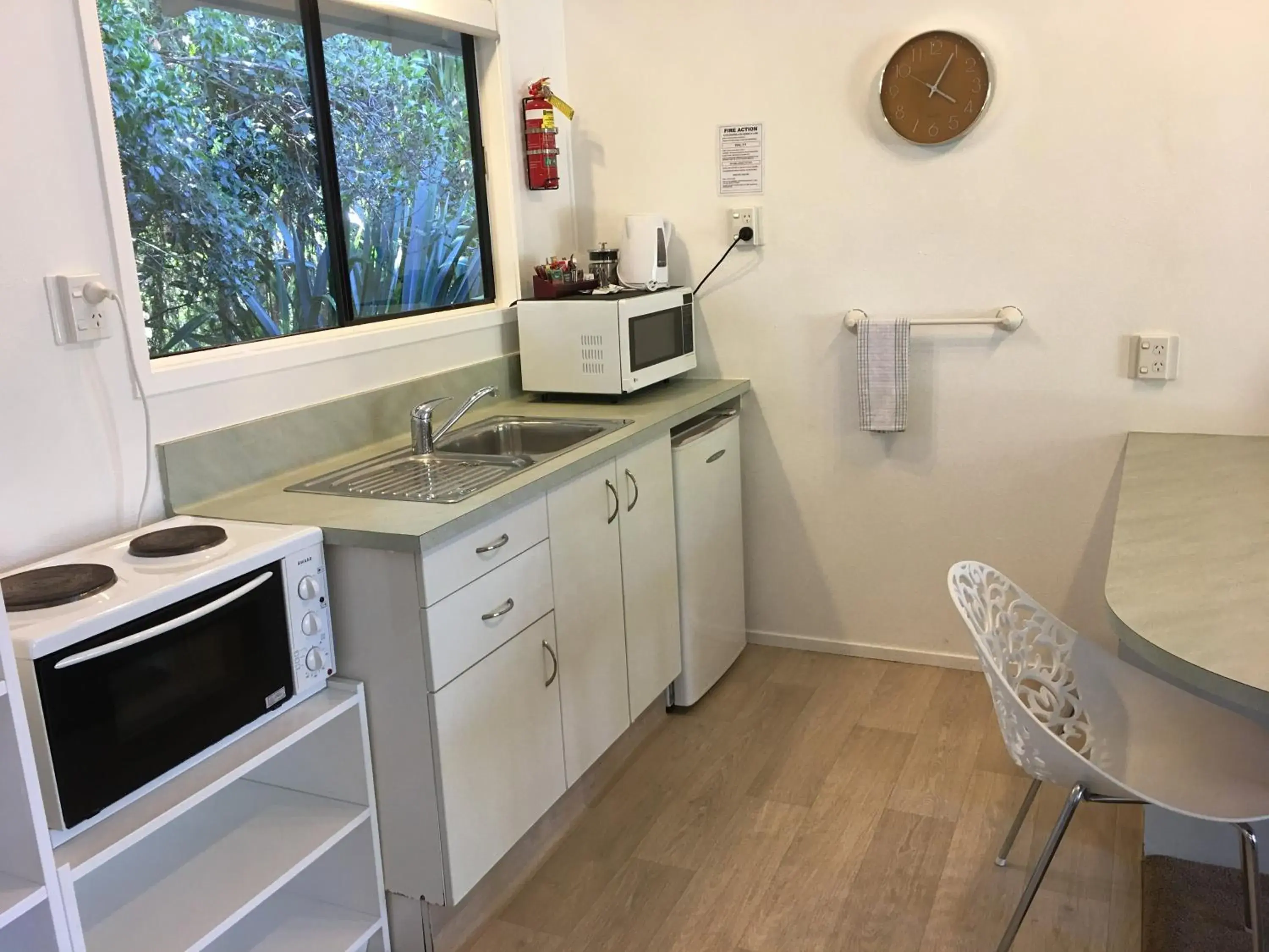 Kitchen/Kitchenette in Colonial House Motel