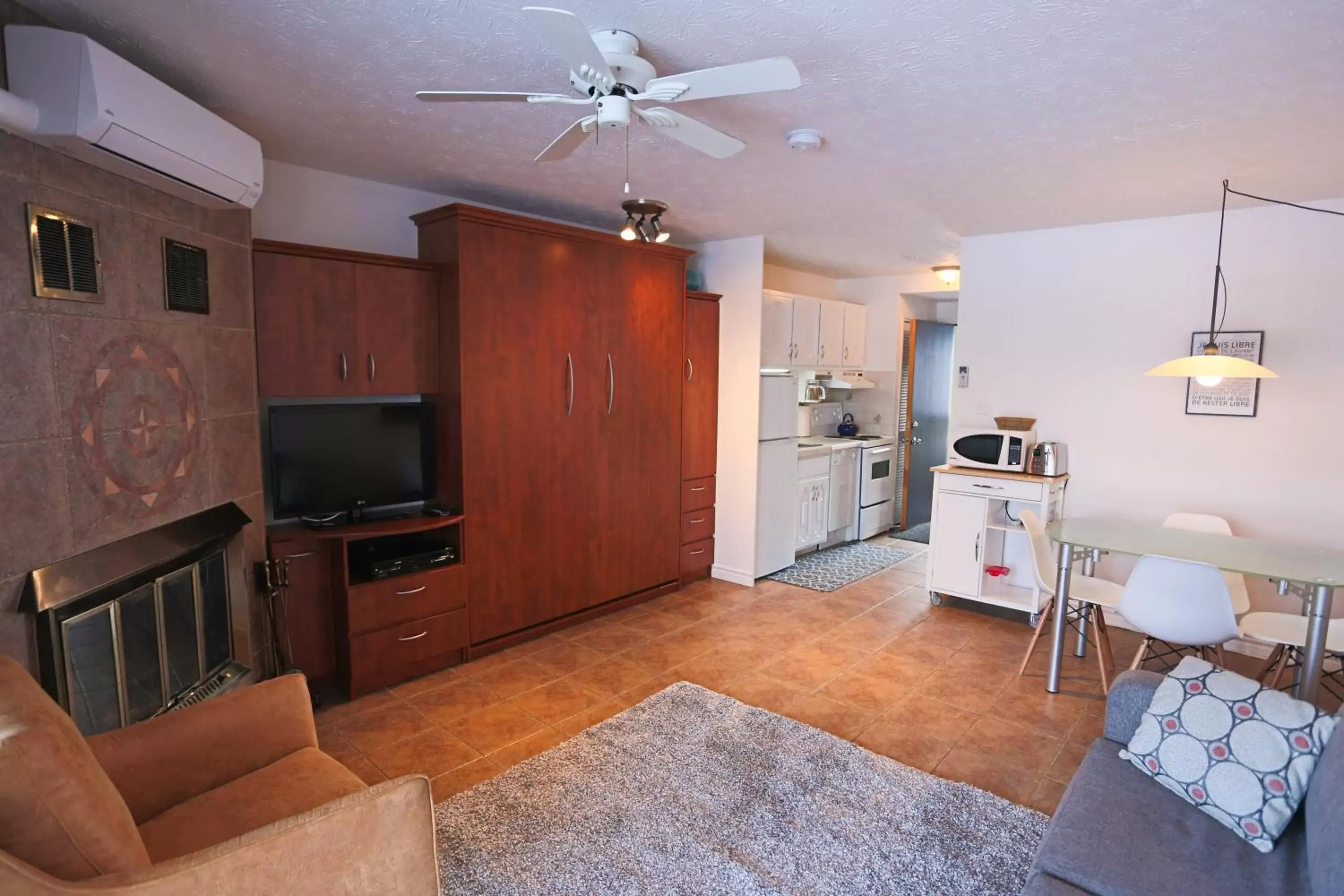 TV and multimedia, Seating Area in Magog Waterfront Condo