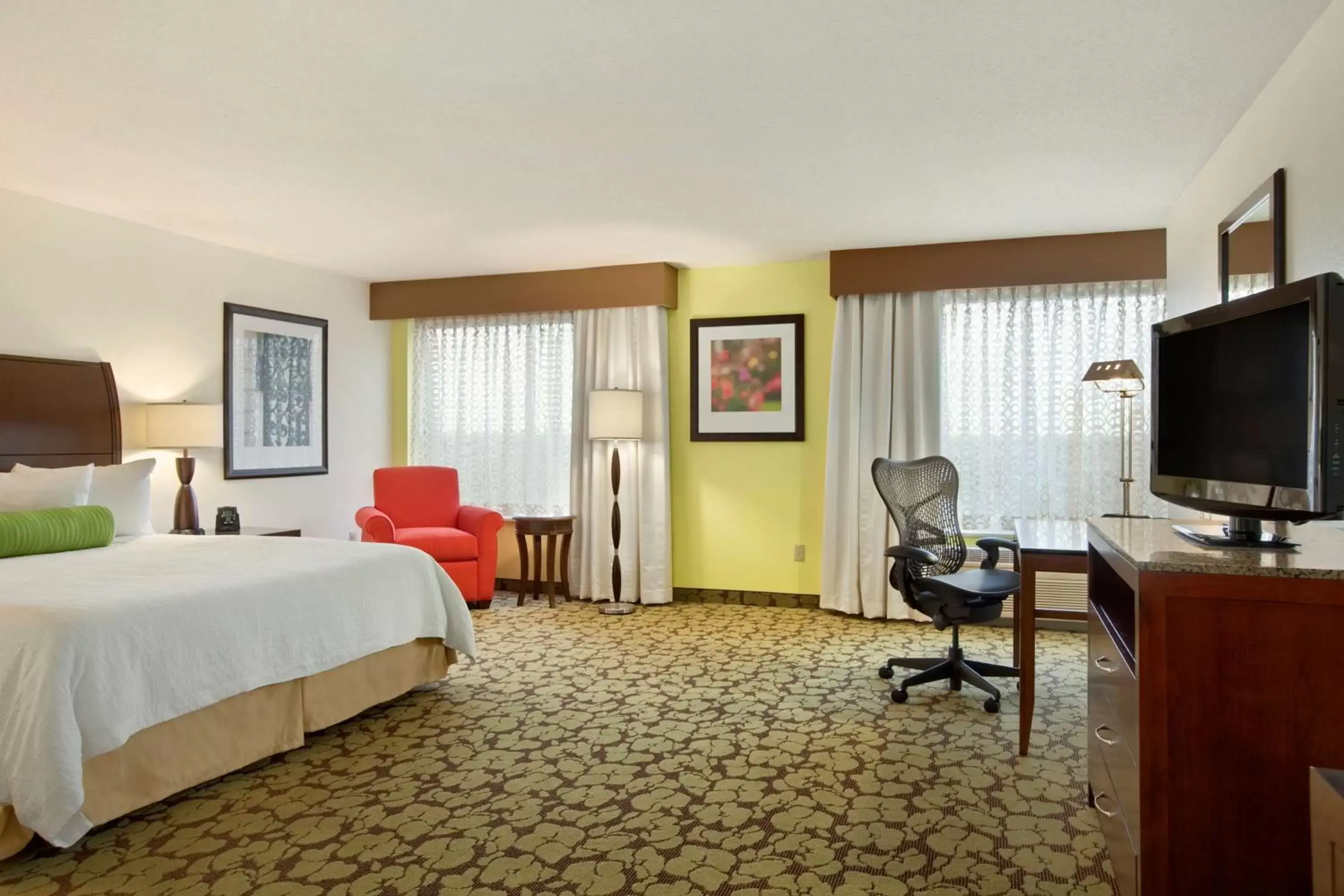 Photo of the whole room, TV/Entertainment Center in Hilton Garden Inn Hoffman Estates