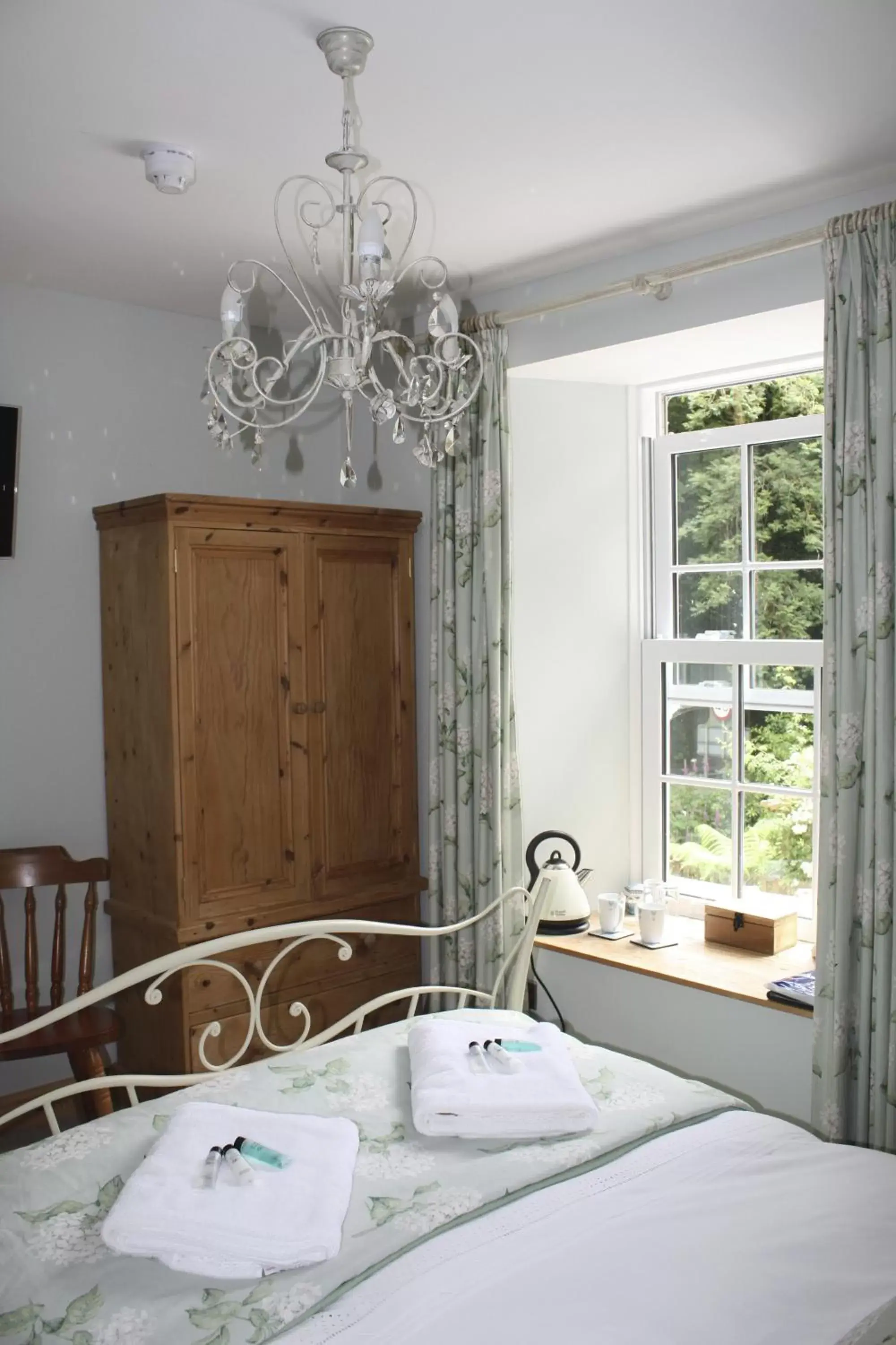 Photo of the whole room, Bed in The Waterwheel