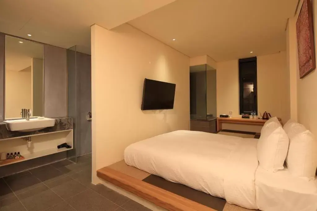 Bed, TV/Entertainment Center in Water House