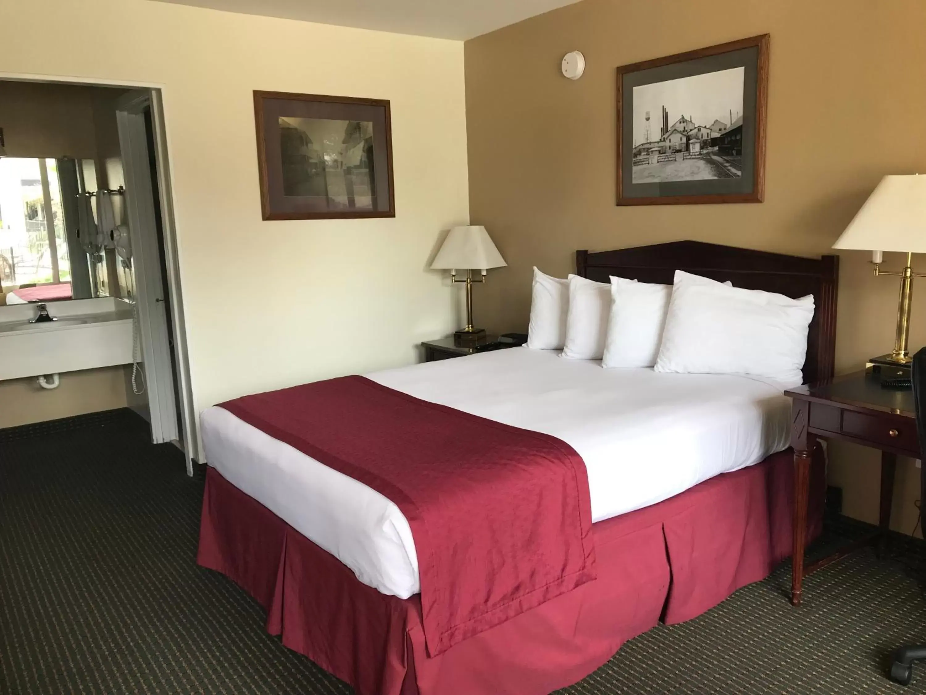 Bed in Carmel Inn and Suites Thibodaux