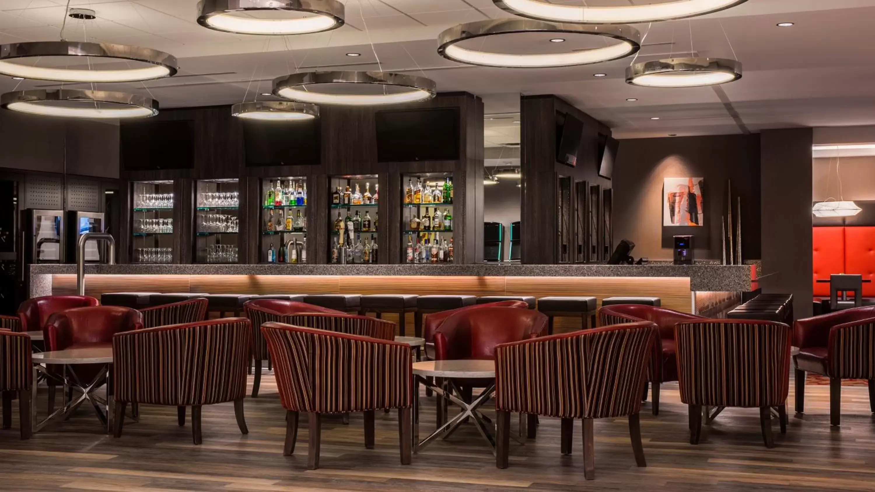 Lounge or bar, Restaurant/Places to Eat in Holiday Inn Winnipeg-South, an IHG Hotel