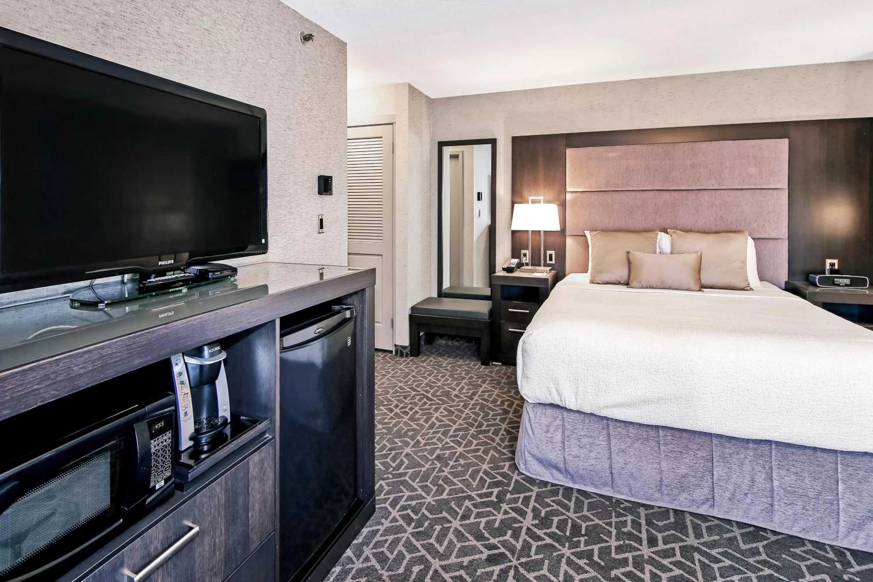 Photo of the whole room, Bed in Best Western Plus Banff International Lodge