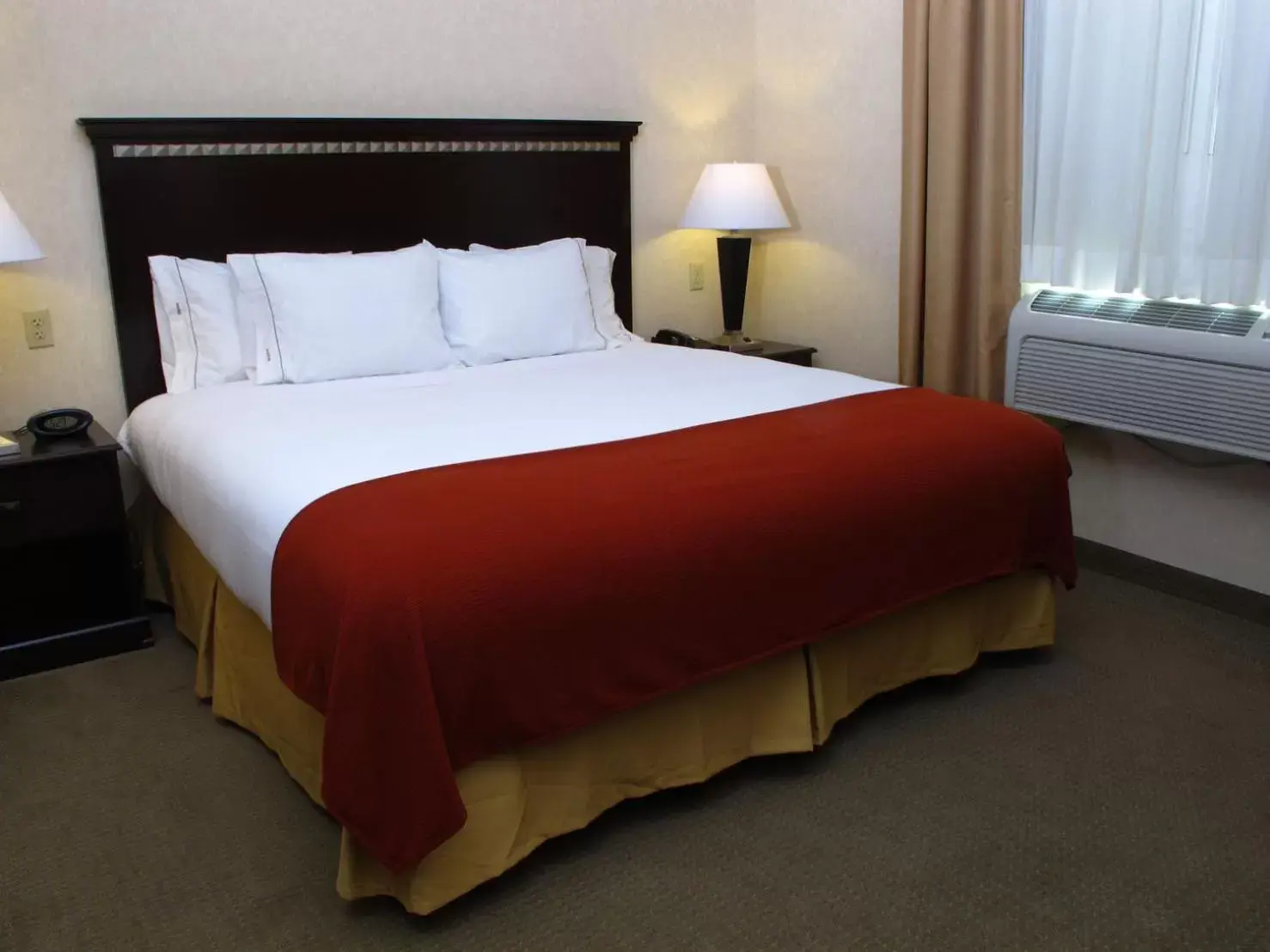 Bed in Holiday Inn Express Salt Lake City South - Midvale, an IHG Hotel