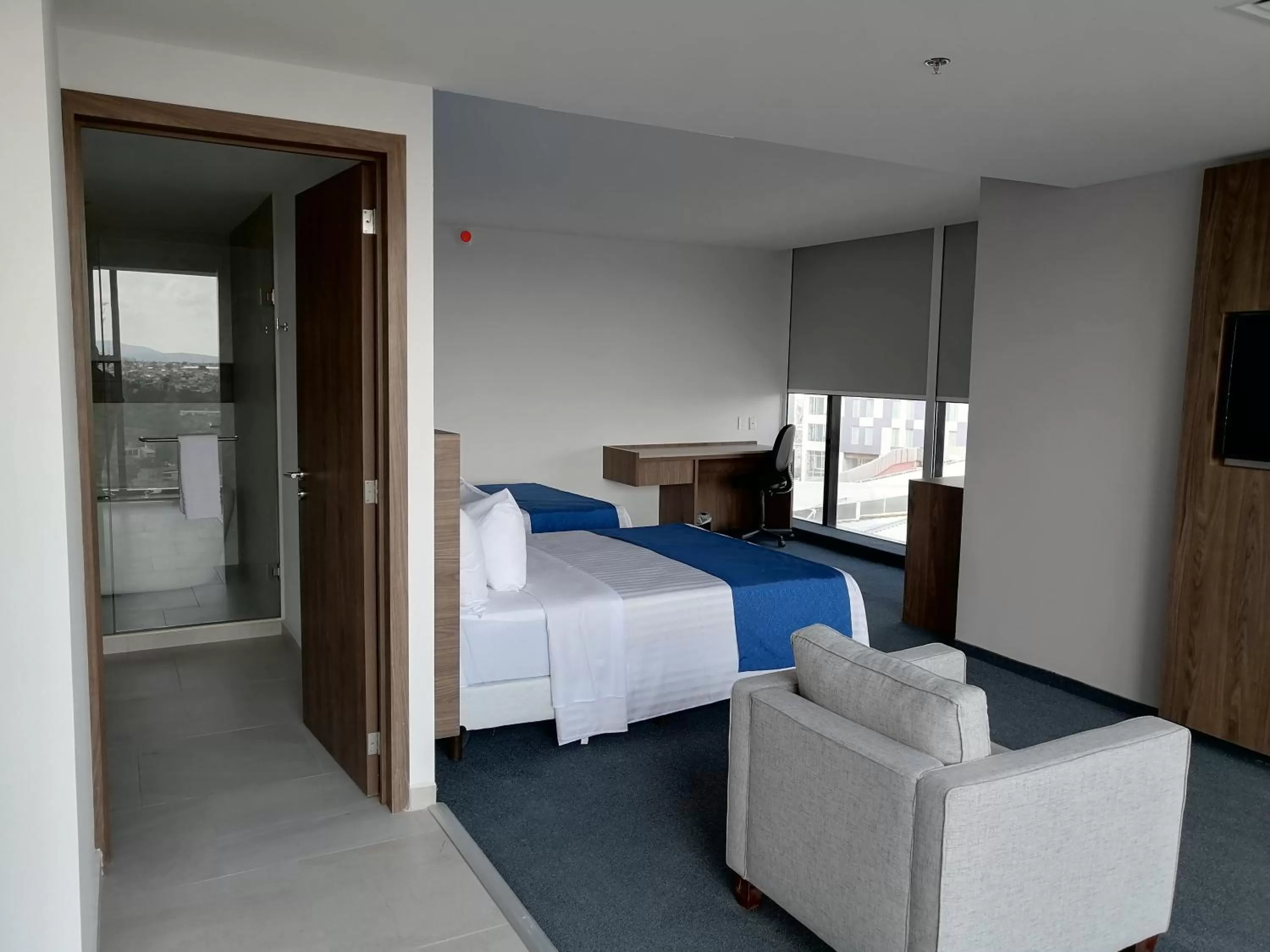 Photo of the whole room, Bed in Wyndham Puebla Angelopolis