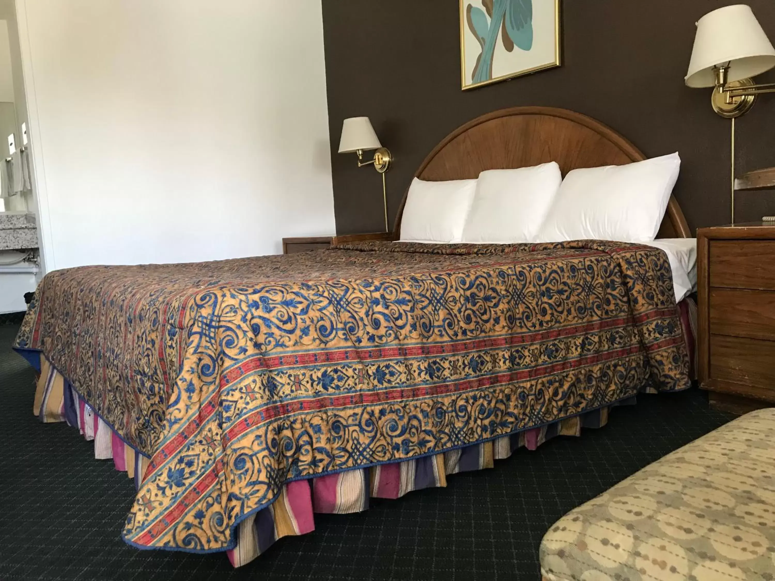 Bed in Economy Inn Barstow