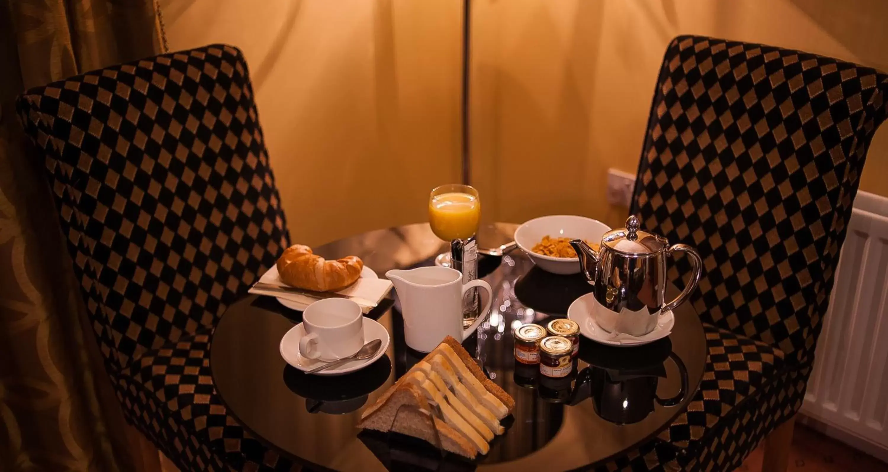 Coffee/tea facilities in Dunsilly Hotel