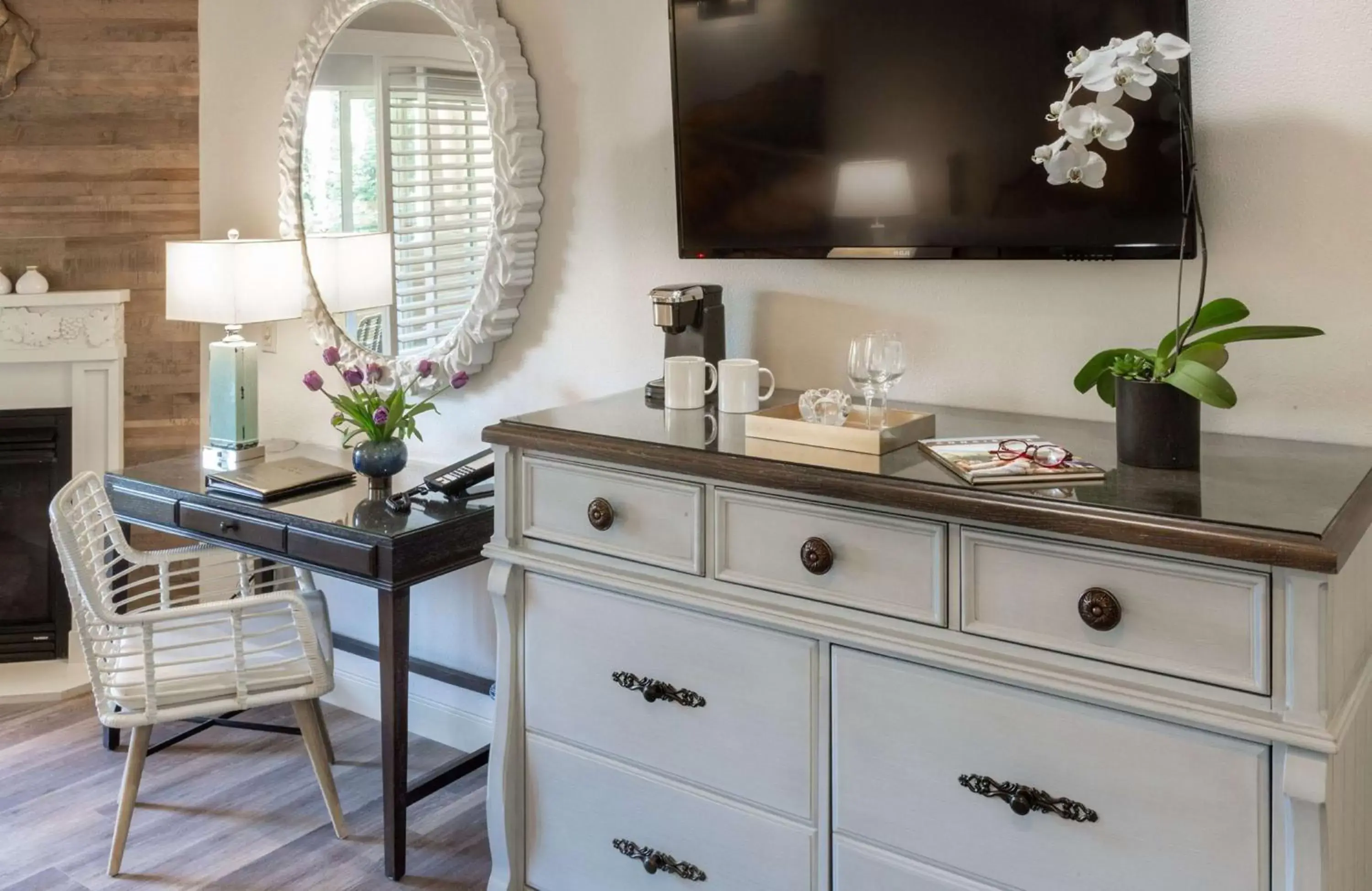 Bedroom, TV/Entertainment Center in The Lodge at Healdsburg, Tapestry Collection by Hilton