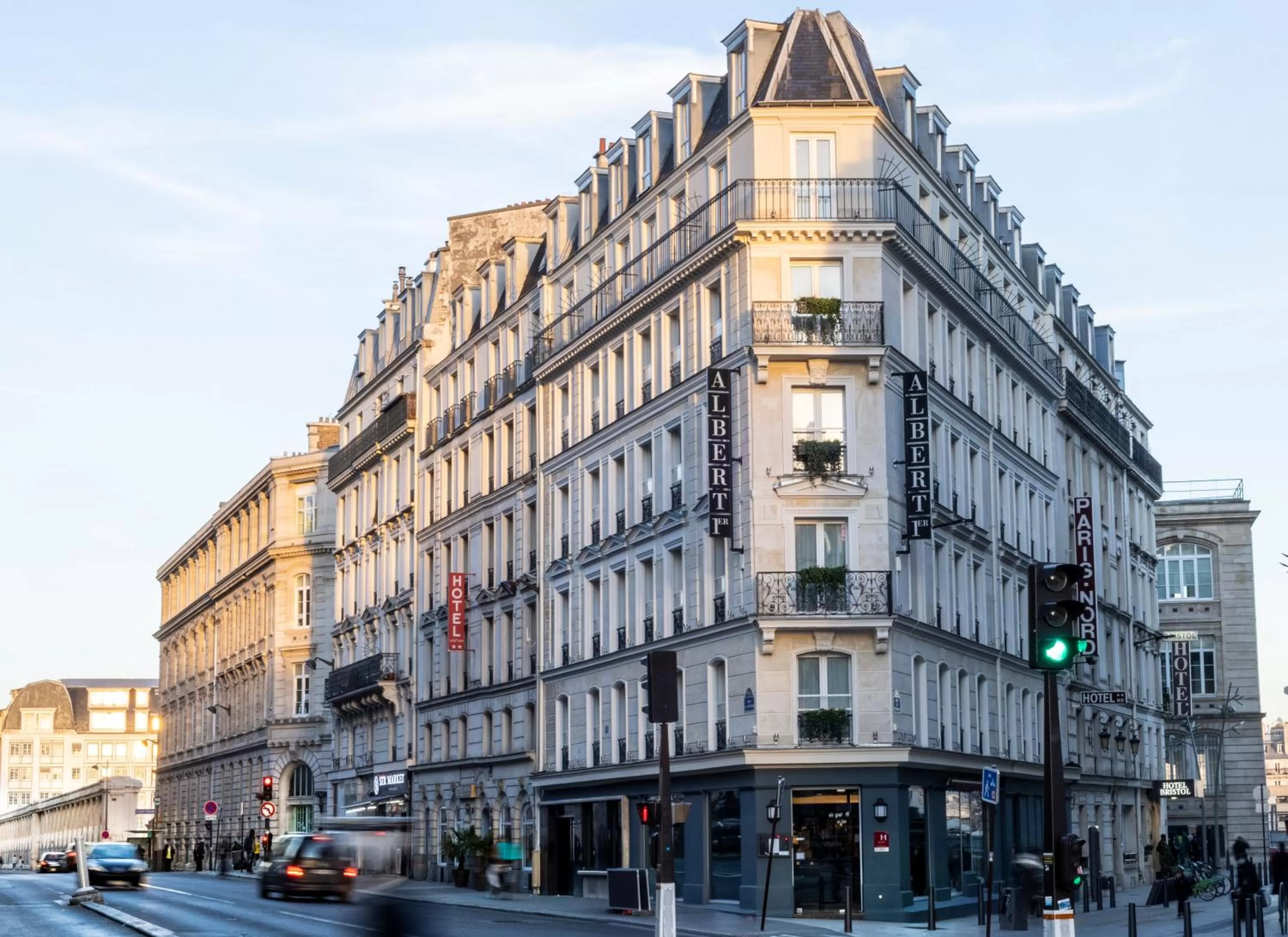 Property building in Hôtel Albert 1er Paris Lafayette