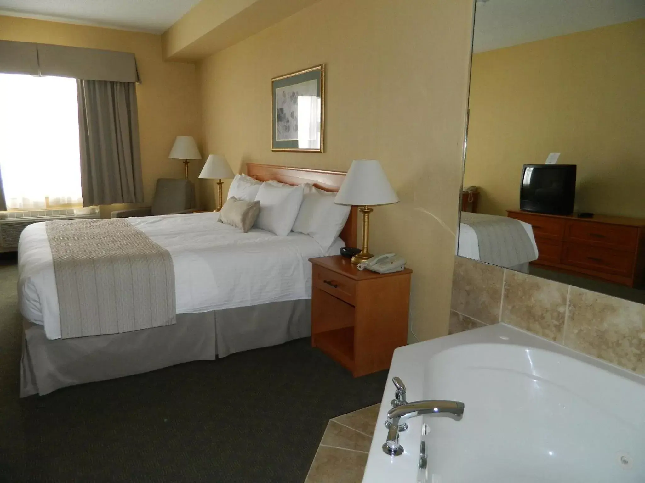 Photo of the whole room, Bed in Days Inn by Wyndham Orillia