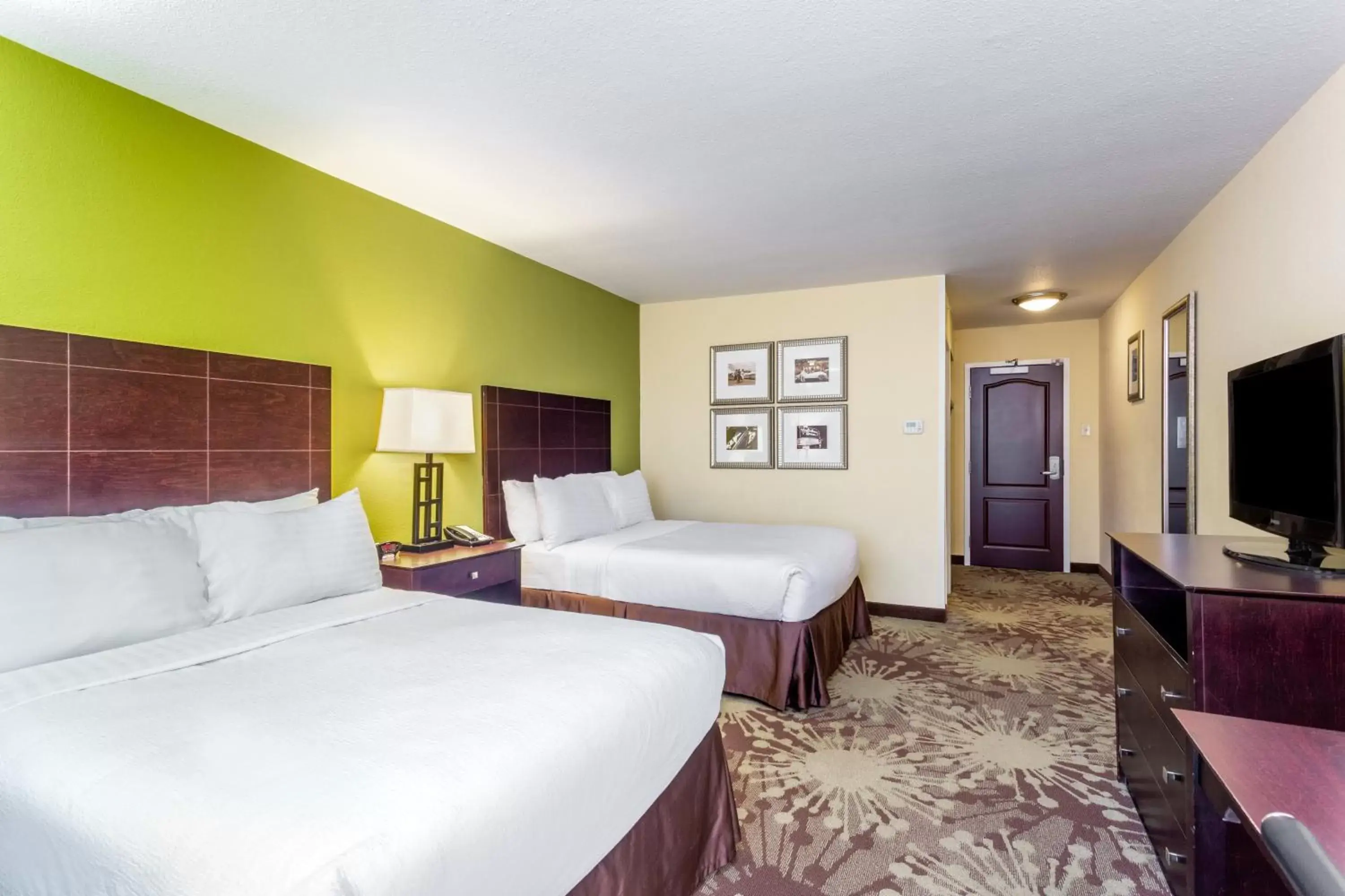 Double Room with Two Double Beds with Roll-In Shower - Disability Access in Hotel Gurnee Double Room with Two Double Beds with Roll-In Shower - Disability Access in Hotel Gurnee