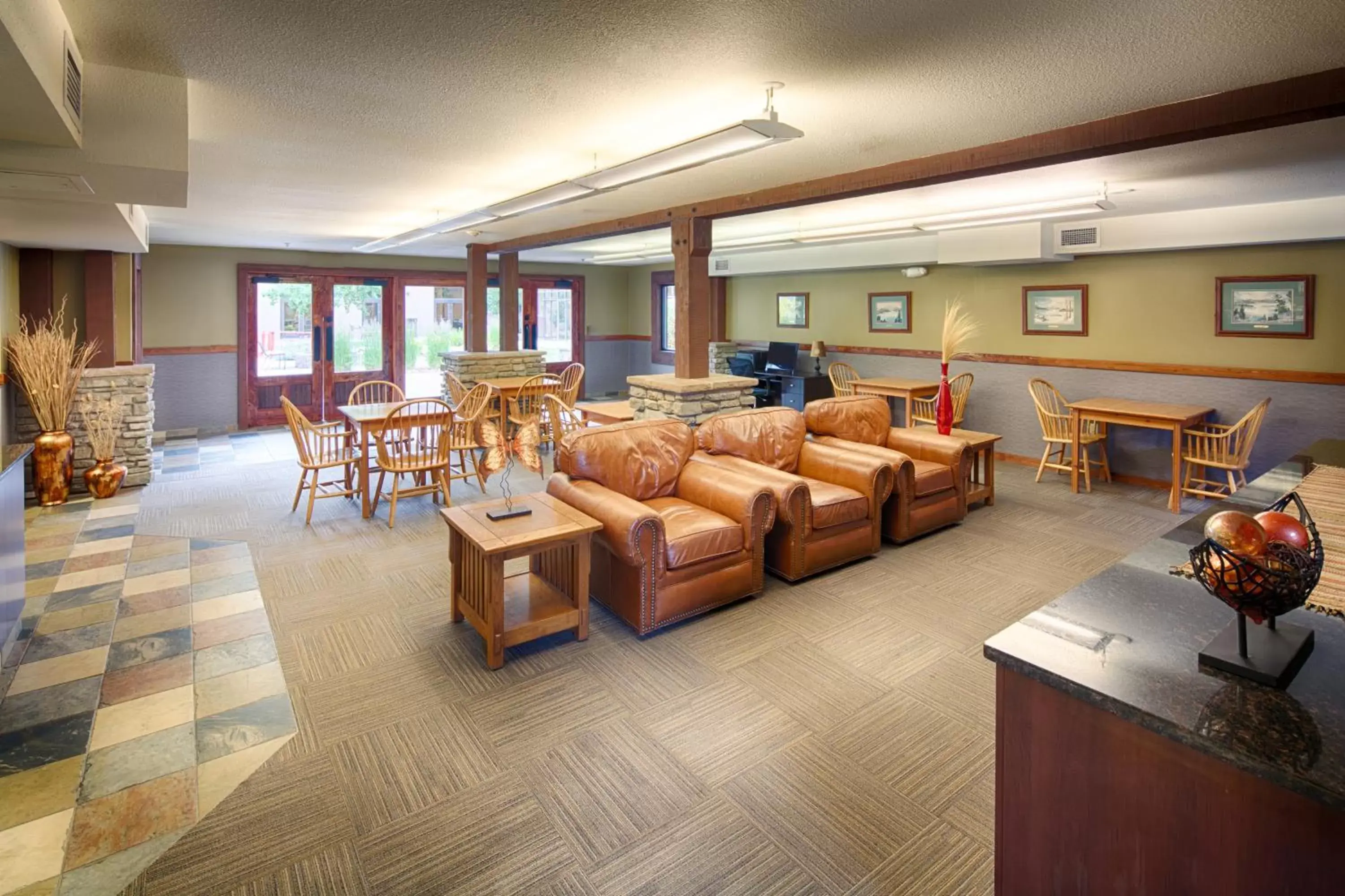 Communal lounge/ TV room, Restaurant/Places to Eat in Red Lion Hotel Kalispell