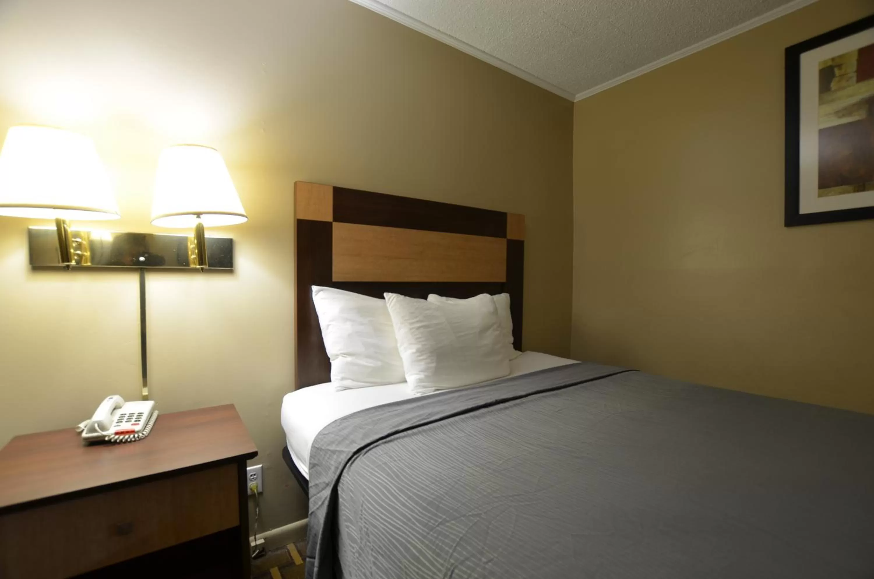 Bed in Travelowes Motel - Maggie Valley