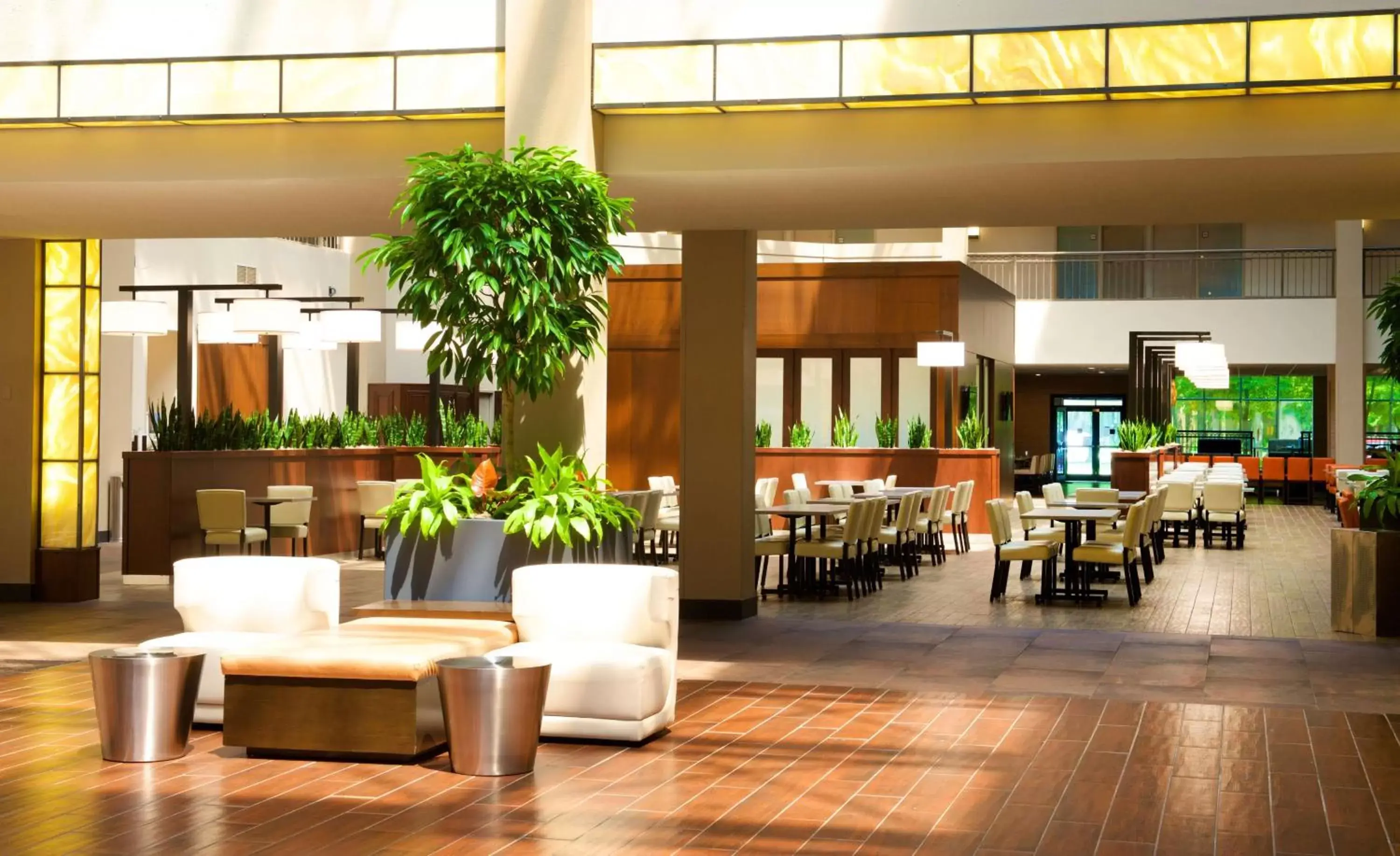 Lobby or reception, Lounge/Bar in Embassy Suites by Hilton Cincinnati Northeast - Blue Ash