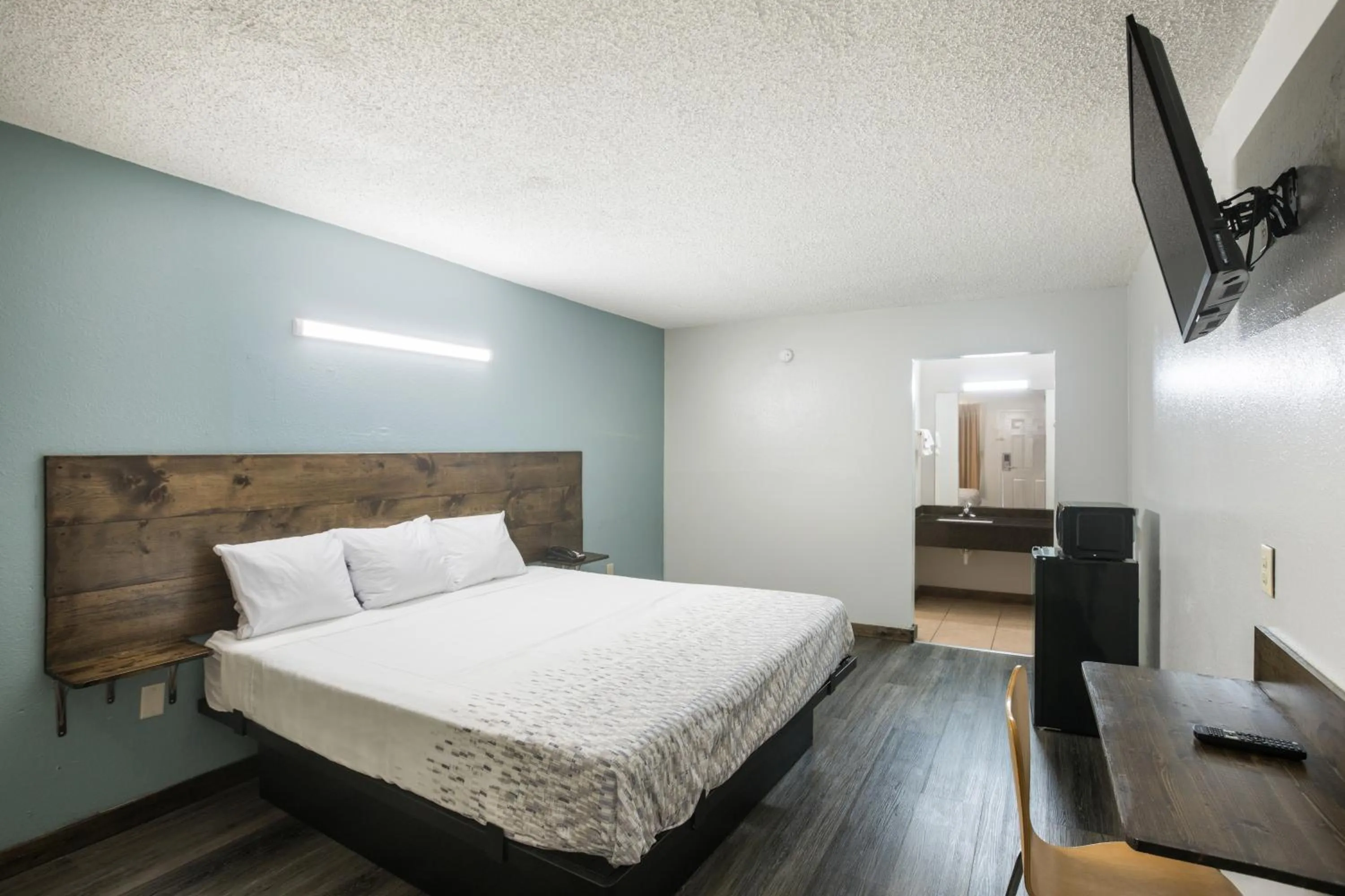 1 King Bed Non Smoking in Americas Best Value Inn Stockbridge