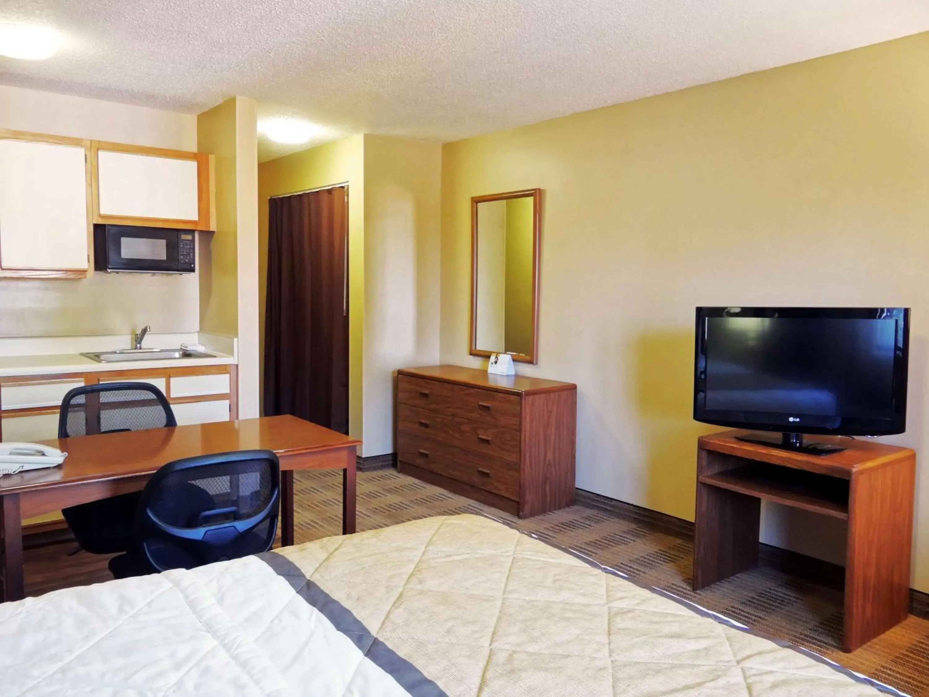 Bedroom, TV/Entertainment Center in Extended Stay America Suites - Fort Lauderdale - Cypress Creek - NW 6th Way