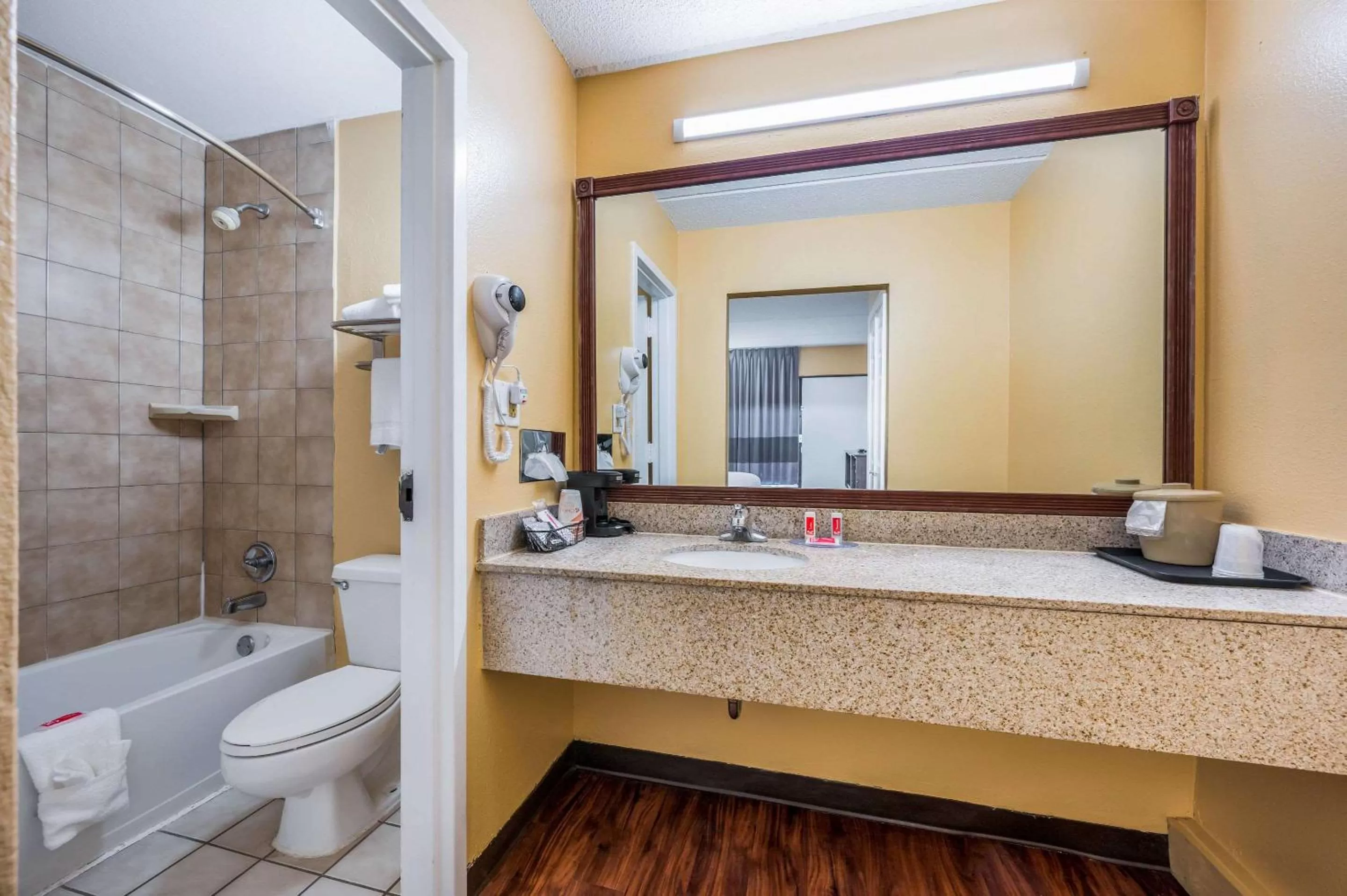 Bathroom in Econo Lodge Columbus near Airport