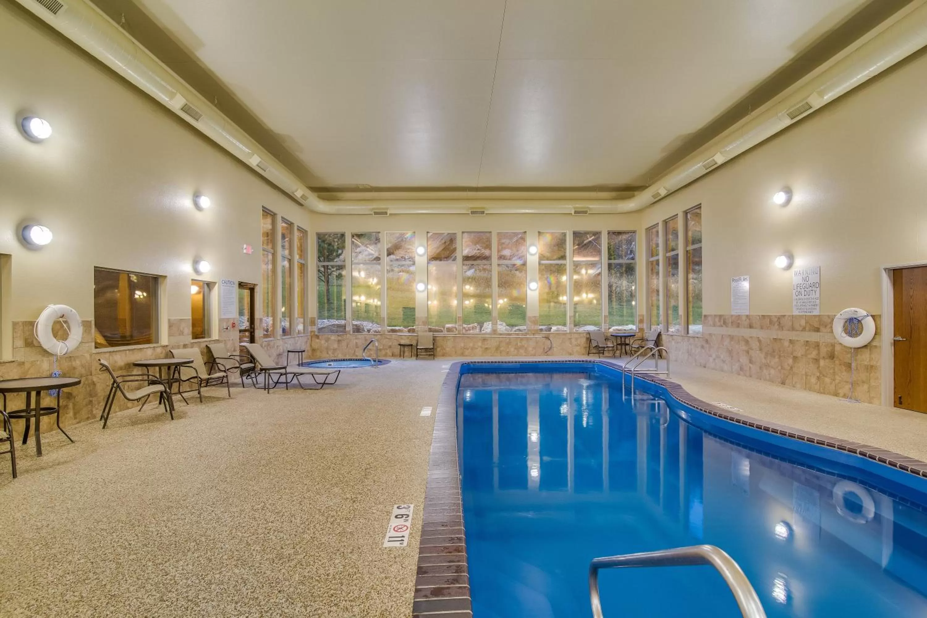 Swimming pool in Holiday Inn Express & Suites Custer-Mt Rushmore