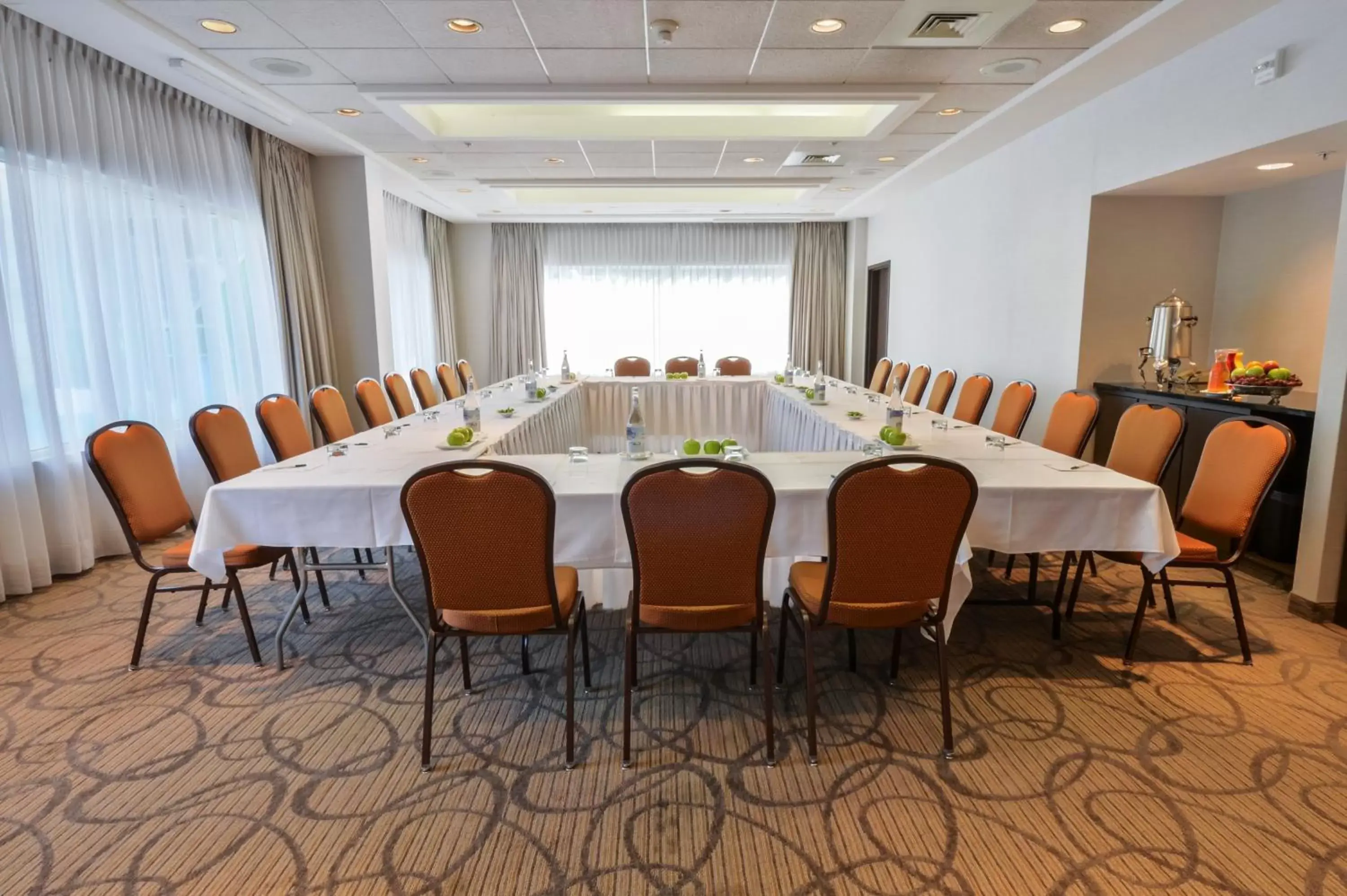 Meeting/conference room in Holiday Inn Montreal Centre Ville Downtown, an IHG Hotel