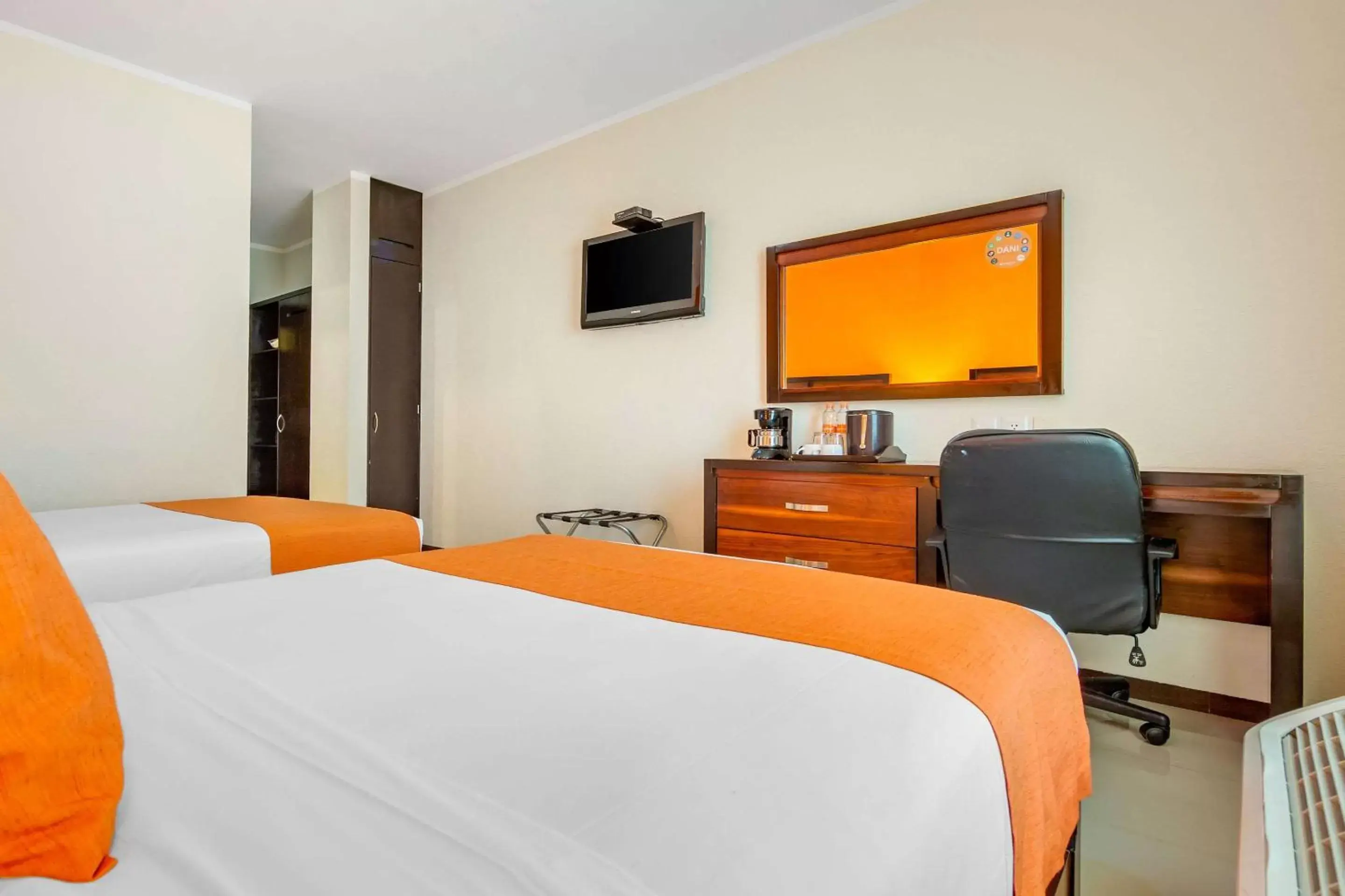 Photo of the whole room, Bed in Comfort Inn Cancún Aeropuerto