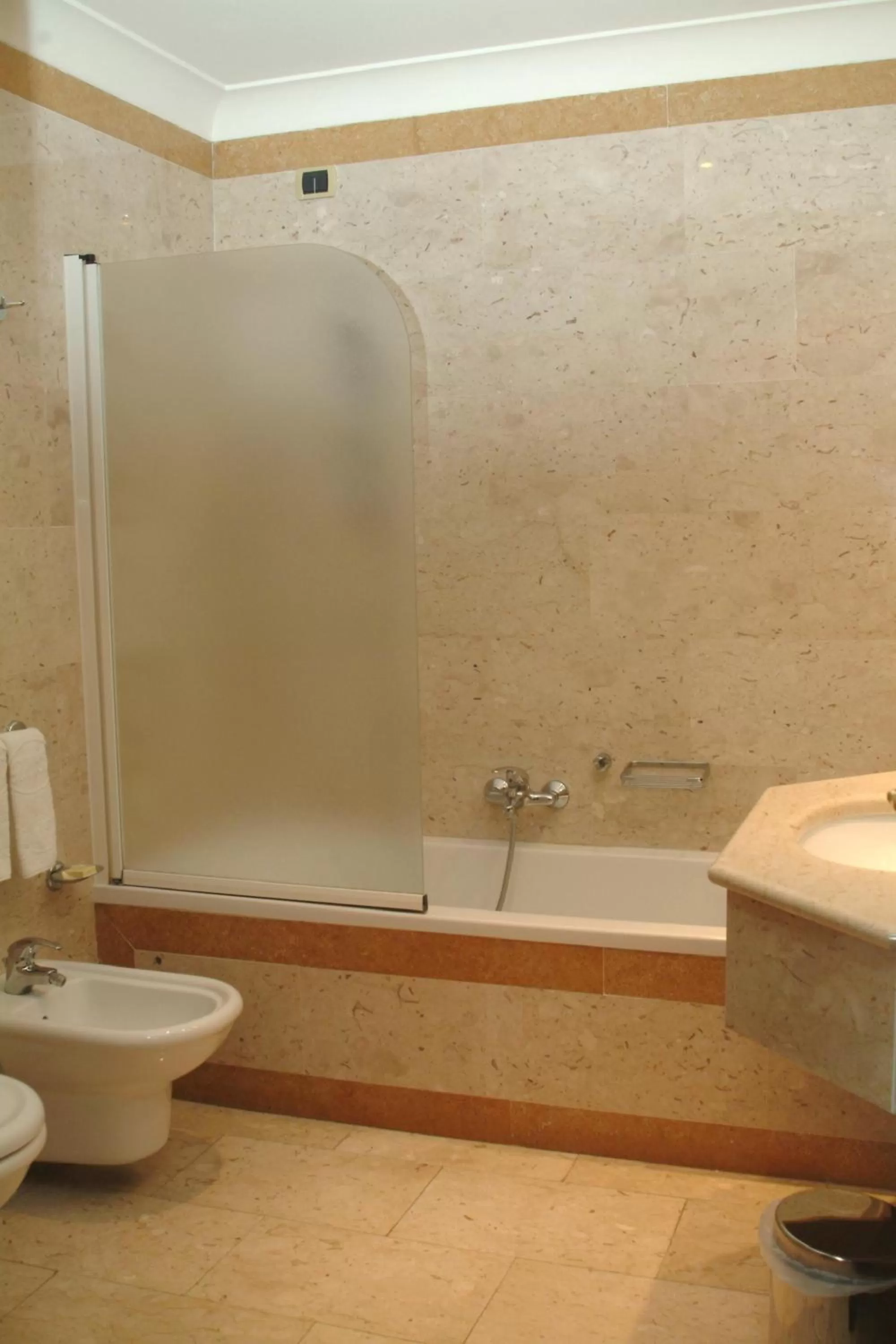 Toilet in Hotel La Ville